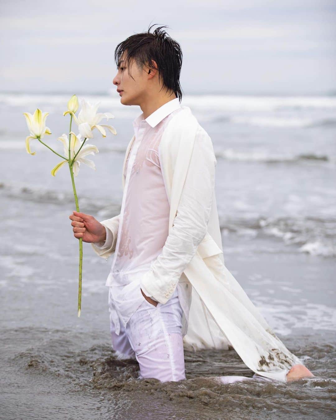 三崎優太さんのインスタグラム写真 - (三崎優太Instagram)「. 金じゃ愛は買えないよ。 ⁡ 俺を見てみろ、結婚できてない。 ⁡ #明日誕生日 #今年もまたひとり」3月28日 20時18分 - yuta_misaki