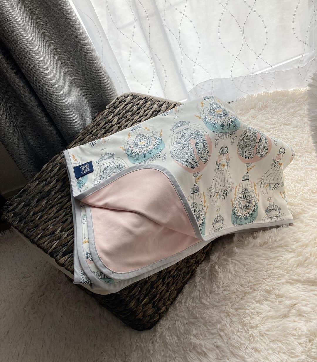 亜実さんのインスタグラム写真 - (亜実Instagram)「🌸🌿🌸🌿🌸🌿 . 🇯🇵保育園準備もいよいよラストスパート💪ことちゃんのブランケットも新調しちゃった💕ベビーから大人まで、家族で使える可愛いアイテムたくさんでとってもオシャレなブランド @lamillou_jp 、オススメです🥰❤️ 🇹🇼為了要上托嬰中心的準備只剩一點點💪順便把琴醬的毯子也換新的💕 @lamillou_jp 有好多嬰兒及大人，一家人都可以一起使用的可愛商品，好喜歡🥰❤️ . 🇵🇱 @lamillou_jp . . #lamillou #ブランケット #ベビーブランケット #11ヶ月ベビー #11ヶ月baby #春生まれベビー #春生まれbaby #女の子ベビー  . 🇯🇵大人(o to na) 🇹🇼大人(ㄉㄚˋㄖㄣˊ)(da4 ren2)」3月28日 20時19分 - amimi_taiwan
