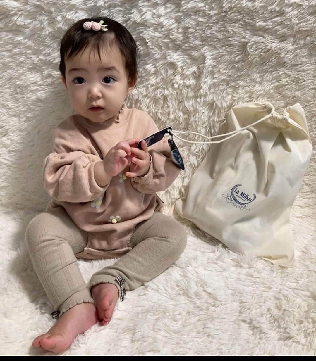 亜実さんのインスタグラム写真 - (亜実Instagram)「🌸🌿🌸🌿🌸🌿 . 🇯🇵保育園準備もいよいよラストスパート💪ことちゃんのブランケットも新調しちゃった💕ベビーから大人まで、家族で使える可愛いアイテムたくさんでとってもオシャレなブランド @lamillou_jp 、オススメです🥰❤️ 🇹🇼為了要上托嬰中心的準備只剩一點點💪順便把琴醬的毯子也換新的💕 @lamillou_jp 有好多嬰兒及大人，一家人都可以一起使用的可愛商品，好喜歡🥰❤️ . 🇵🇱 @lamillou_jp . . #lamillou #ブランケット #ベビーブランケット #11ヶ月ベビー #11ヶ月baby #春生まれベビー #春生まれbaby #女の子ベビー  . 🇯🇵大人(o to na) 🇹🇼大人(ㄉㄚˋㄖㄣˊ)(da4 ren2)」3月28日 20時19分 - amimi_taiwan