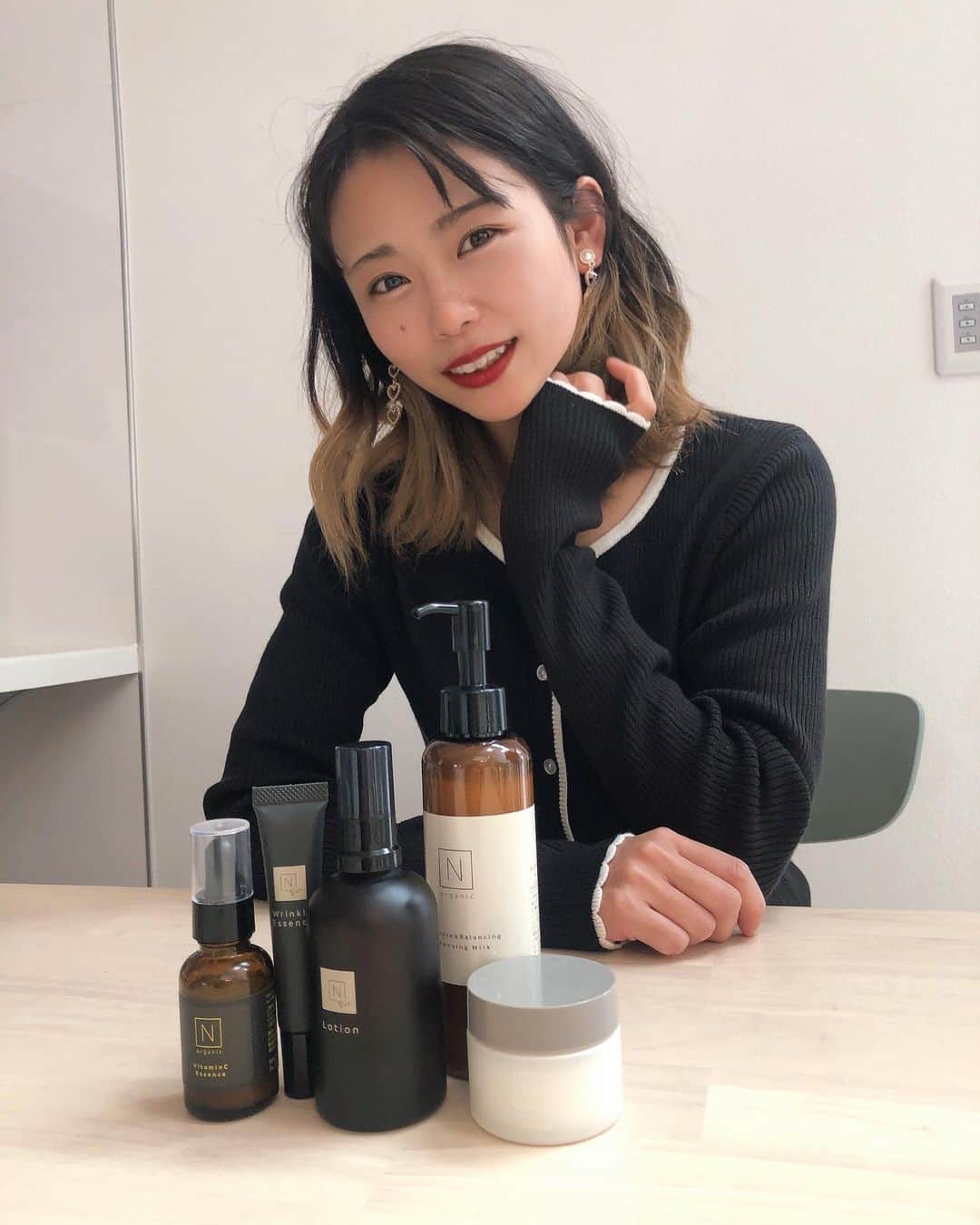 のインスタグラム：「. このみの定期便その② #norganic さまさまなせいかつ🤍 歳を重ねるごとに気になるのが ほんと肌！！！すぎて ついに美容液も手を出しました。 美容液ってこんなに効果現れるのね‼︎ というほど N organicのリンクルパックが なーんか気持ちよくて モチモチになって 次男の半年の肌と同じもちもちなのでは？ となるときがある。笑 . ツヤのある肌GETするぞーーー❤️‍🔥 . . ps,イメチェンしました。 . . . #美容 #美白 #美容液 #Nオーガニック #定期便 #2児のママ #男の子ママ #2歳差育児 #ミディアム #グラデーションカラー」