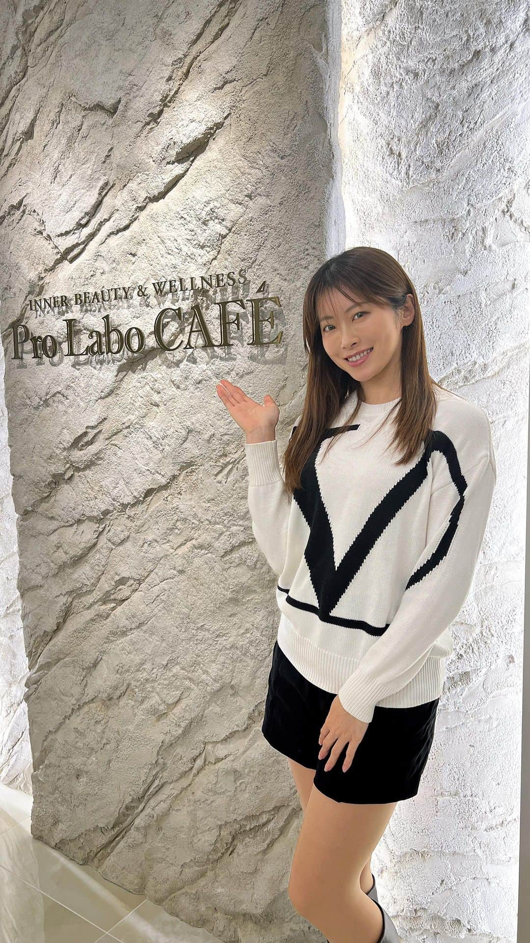 畑中香澄のインスタグラム：「4月にGRAND OPENする @prolabo_cafe 🫶  食べるほど内側からキレイになれる 究極のギルトフリーカフェ&レストラン！！  こだわりがすごくて、 ✔︎白砂糖、人工甘味料不使用 ✔︎グルテンフリー ✔︎化学調味料、合成保存料不使用 ✔︎オーガニック野菜・果物使用 ✔︎トランス脂肪酸不使用 などなど身体に優しいメニューなんです！  しかもめちゃくちゃ美味しい😭✨ どうしたらこんな美味しくなるんでしょうか🥺  黒い見た目の"チャコールクレンズパフェ"もすごい美味しくて、アイスやゼリーが入っていて、味や食感に飽きることなく食べられる🥰  少し前は身体にいいものはまずい、美味しくないってイメージだったけど、時代と共に進化してて本当にすごい！  OPENしたらまた行きます☺️✨  📍Pro Labo CAFE 新宿区新宿3-1-22 ADビル 1F  定休日：不定休 . . #インナービューティーカフェ #プロラボカフェ #新宿カフェ #黒パフェ #ギルトフリー #パフェ #有機苺 #苺パフェ #エステプロラボ #prolabocafe #グルテンフリー #カフェ巡り #スイーツ #東京カフェ #東京ランチ」