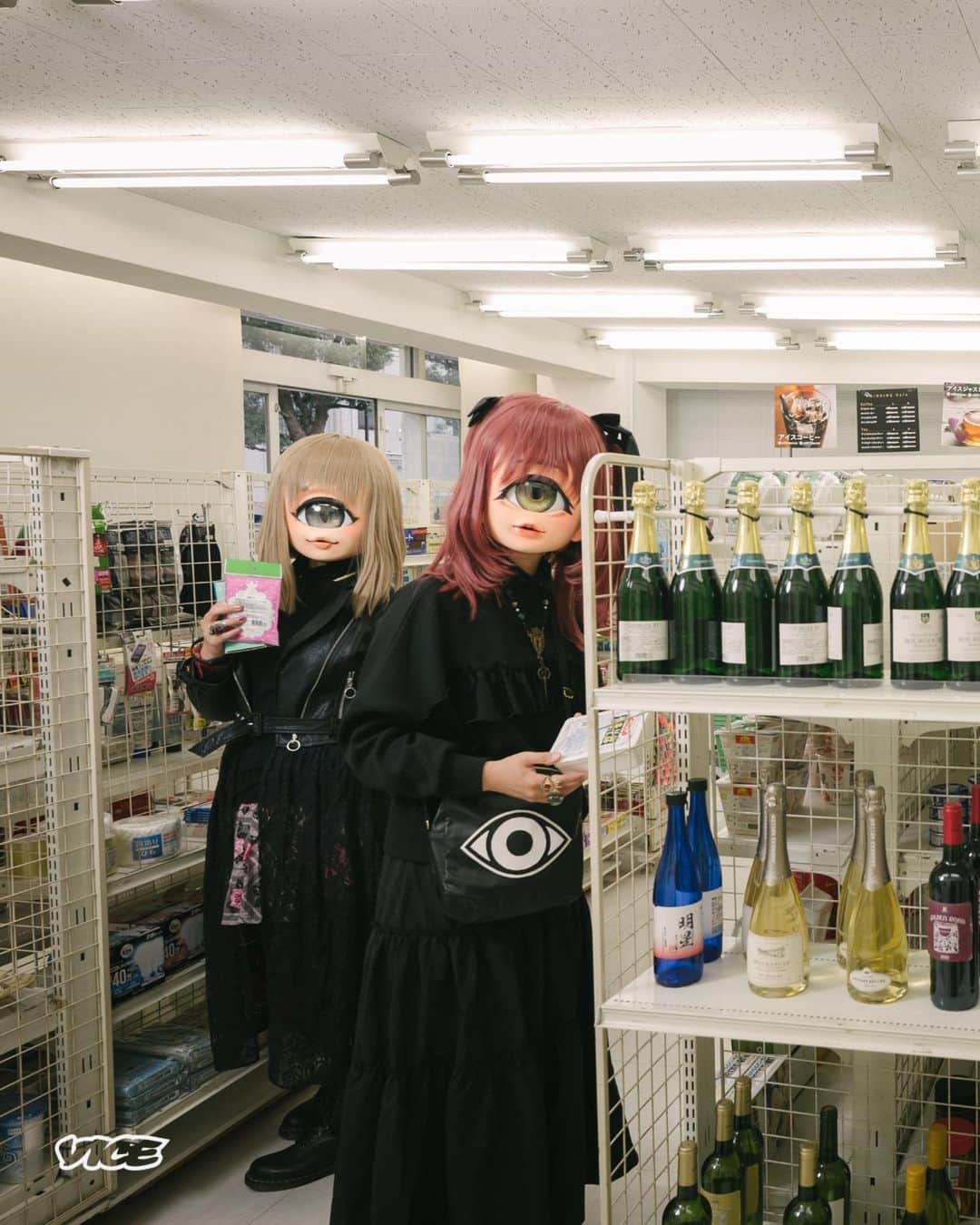 VICE Japanさんのインスタグラム写真 - (VICE JapanInstagram)「「日本の #アンダーグラウンド 文化の多くは他の国と比べてもユニークだ」と語るのはオーストラリア、メルボルン出身の写真家 Irwin Wong ( @irwinwongphoto) 。  〈 #単眼面 〉は、比較的新しく、よりアンダーグラウンドな〈キグルミ・サブカルチャー〉の分派として全身に衣装を身にまとう。男性が強い権力を持つことに違和感を感じたアーティスト #小沢団子 は、この一つ目のマスクをデザインすることを決め、東京で絶大的な人気を誇っている。  #vice #vicejapan #tokyosubculture #japansubculture」3月28日 20時32分 - vicejapan