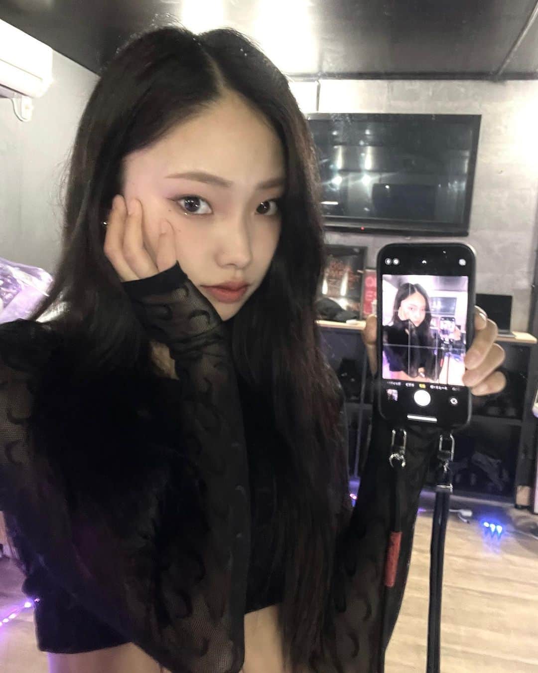 川西莉子のインスタグラム：「おでこニキビには触れないで~👶🏻」