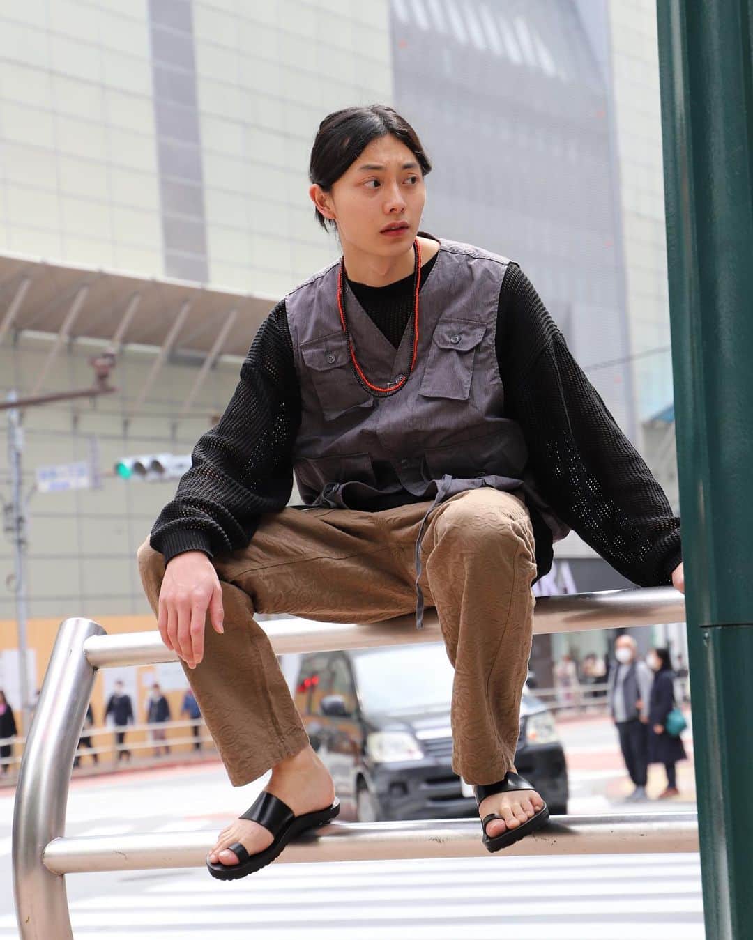 FREAK'S STORE渋谷のインスタグラム：「いつも Instagramをご覧いただきありがとうございます。 SSのアイテムが多数入荷し始めたのでメンズアイテムのスタイリングのご紹介になります。  【ITEM】 ENGINEERED GARMENTS ・C-1 Vest （10-59-0928-00034） size S.M.L color Blue price ¥29,000（+tax）  ts(s) ・GrmntDye Pisley Jaqrd Ftige Pants (10-41-1836-00061) size 2 only color blown.navy price ¥38,000（+tax）  JUTTA NEUMANN ・Hermes (10-73-2928-00122) size 7.8.9 color ALLBLACK price ¥53,000（+tax）  ---------------------------------------------------- ※店舗通販は、お電話・DMにて承っております。 ぜひご利用くださいませ。 ※遠方の方、ご来店が難しいお客様にもお買い物を楽しんでいただけるよう、リモートショッピングも承っております。 詳しくは当店までお問い合わせくださいませ。  ------------------------------------------------------- 感謝您一直以來的關注。 限時特賣正在舉行。 我們也接受免稅會計。 如果您想預訂或訂購，請隨時給我發消息」