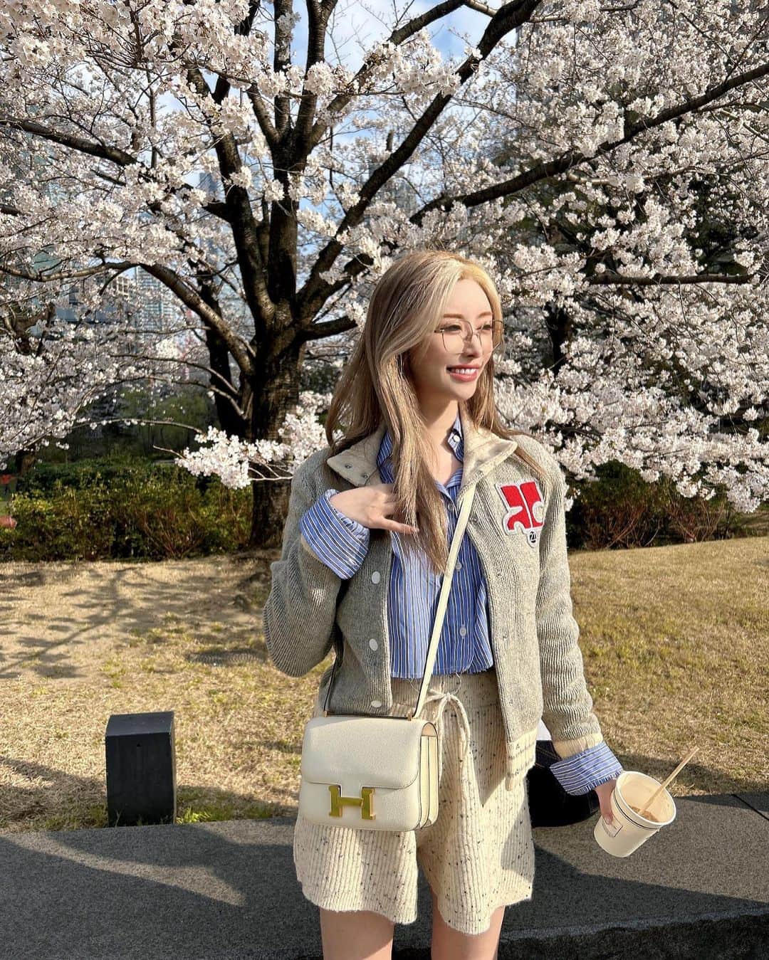 藤咲めいさんのインスタグラム写真 - (藤咲めいInstagram)「この前お店の女の子のPV撮影に付き添いで行った時の🌸💕  ほぼオフな散歩スタイルだけど桜が綺麗で撮ってもらっちゃった😂🌱  眩しくて目が開けられなかった~☀️笑  outer  Courreges shirt  MIU MIU pants  Kastane bag  HERMES boots  MIU MIU glasses  CHANEL」3月28日 20時33分 - meyf333