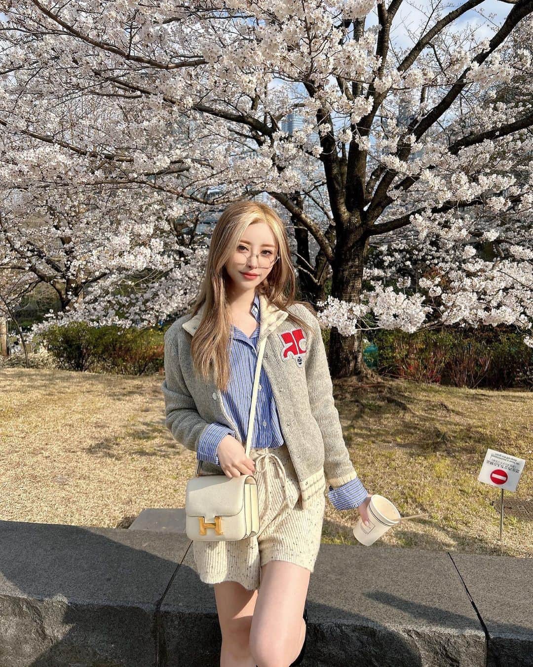 藤咲めいさんのインスタグラム写真 - (藤咲めいInstagram)「この前お店の女の子のPV撮影に付き添いで行った時の🌸💕  ほぼオフな散歩スタイルだけど桜が綺麗で撮ってもらっちゃった😂🌱  眩しくて目が開けられなかった~☀️笑  outer  Courreges shirt  MIU MIU pants  Kastane bag  HERMES boots  MIU MIU glasses  CHANEL」3月28日 20時33分 - meyf333