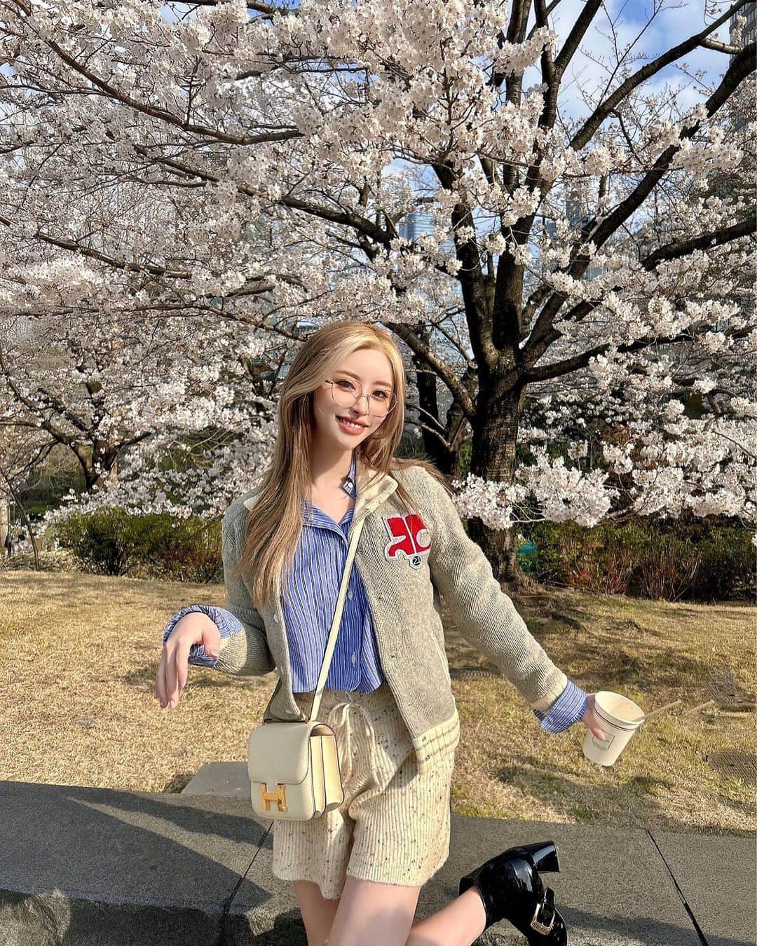 藤咲めいさんのインスタグラム写真 - (藤咲めいInstagram)「この前お店の女の子のPV撮影に付き添いで行った時の🌸💕  ほぼオフな散歩スタイルだけど桜が綺麗で撮ってもらっちゃった😂🌱  眩しくて目が開けられなかった~☀️笑  outer  Courreges shirt  MIU MIU pants  Kastane bag  HERMES boots  MIU MIU glasses  CHANEL」3月28日 20時33分 - meyf333