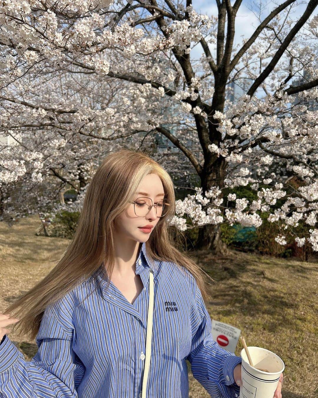藤咲めいさんのインスタグラム写真 - (藤咲めいInstagram)「この前お店の女の子のPV撮影に付き添いで行った時の🌸💕  ほぼオフな散歩スタイルだけど桜が綺麗で撮ってもらっちゃった😂🌱  眩しくて目が開けられなかった~☀️笑  outer  Courreges shirt  MIU MIU pants  Kastane bag  HERMES boots  MIU MIU glasses  CHANEL」3月28日 20時33分 - meyf333
