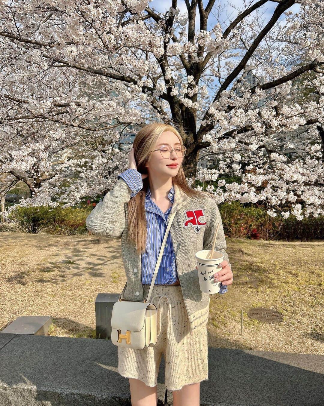 藤咲めいのインスタグラム：「この前お店の女の子のPV撮影に付き添いで行った時の🌸💕  ほぼオフな散歩スタイルだけど桜が綺麗で撮ってもらっちゃった😂🌱  眩しくて目が開けられなかった~☀️笑  outer  Courreges shirt  MIU MIU pants  Kastane bag  HERMES boots  MIU MIU glasses  CHANEL」