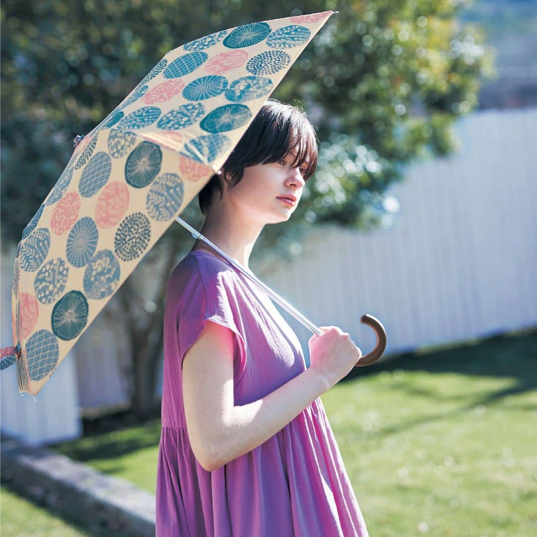 mini_labo_jp(ミニラボ) さんのインスタグラム写真 - (mini_labo_jp(ミニラボ) Instagram)「𓍯   𓂃◌𓈒𓐍  紫外線はもちろん雨にも対応   𓂃◌𓈒𓐍  ☞１級遮光折りたたみ晴雨兼用日傘  UVカット率99.9％以上、遮光率99.99%以上の生地を使用。 1重タイプで軽くて持ち運びやすい折りたたみ日傘。 晴雨兼用なので不安定な天気の日も安心。収納袋付きでカバンにさっと入れられます。  お気に入りの日傘でお出かけが楽しくなる。 旅行やレジャーの頼れるお供です。  ~~~~~~~~~  ミニラボ夏号発刊プレゼントキャンペーン実施中 《期間:2023年5月18日(木)まで》  ＼まとめ買いで最大15％OFF／ ミニラボまとめ買いキャンペーン実施中 《期間:2023年4月20日(木)まで》  詳しくは、画像をタップして商品ページをご確認ください。 ~~~~~~~~~  #minilabo #ミニラボ #ベルメゾン #BELLEMAISON #日傘 #晴雨兼用傘 #UV対策 #日焼け対策 #夏コーデ #夏ファッション #美白 #丁寧な暮らし #刺繍 #おしゃれな暮らし #日常を大切に #暮らしを楽しむ #シンプルに暮らす」3月28日 20時34分 - mini_labo_jp