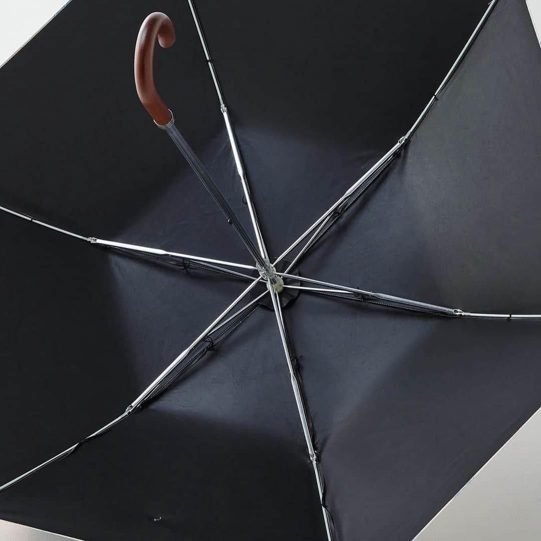 mini_labo_jp(ミニラボ) さんのインスタグラム写真 - (mini_labo_jp(ミニラボ) Instagram)「𓍯   𓂃◌𓈒𓐍  紫外線はもちろん雨にも対応   𓂃◌𓈒𓐍  ☞１級遮光折りたたみ晴雨兼用日傘  UVカット率99.9％以上、遮光率99.99%以上の生地を使用。 1重タイプで軽くて持ち運びやすい折りたたみ日傘。 晴雨兼用なので不安定な天気の日も安心。収納袋付きでカバンにさっと入れられます。  お気に入りの日傘でお出かけが楽しくなる。 旅行やレジャーの頼れるお供です。  ~~~~~~~~~  ミニラボ夏号発刊プレゼントキャンペーン実施中 《期間:2023年5月18日(木)まで》  ＼まとめ買いで最大15％OFF／ ミニラボまとめ買いキャンペーン実施中 《期間:2023年4月20日(木)まで》  詳しくは、画像をタップして商品ページをご確認ください。 ~~~~~~~~~  #minilabo #ミニラボ #ベルメゾン #BELLEMAISON #日傘 #晴雨兼用傘 #UV対策 #日焼け対策 #夏コーデ #夏ファッション #美白 #丁寧な暮らし #刺繍 #おしゃれな暮らし #日常を大切に #暮らしを楽しむ #シンプルに暮らす」3月28日 20時34分 - mini_labo_jp