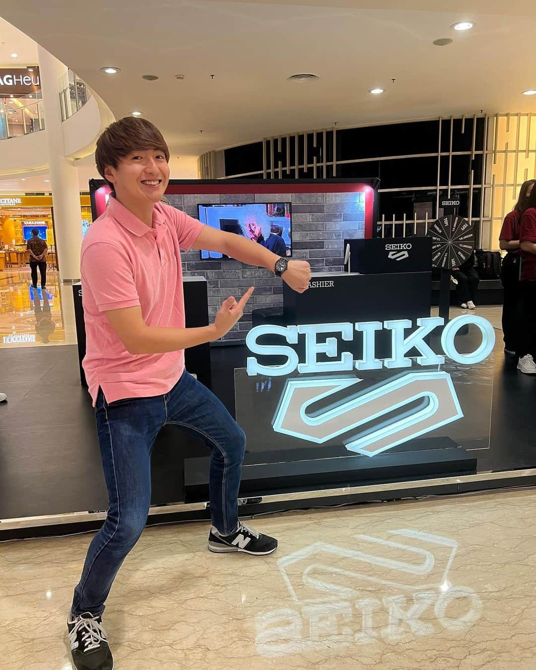 坂崎裕介のインスタグラム：「Terima kasih banyak SEIKO udah undang aku ke acara SEIKO 5 Sports Roadshow🙏🏼  Pertama kali banget ya datang ke acara ini dan aku beneran senang banget karena ada banyak jam limited edition dari SEIKO yang keren parah ya😭  Kalian juga silahkan datang ke acara ini ya 🔥👏🏼 selanjutnya ada di Galaxy Surabaya dan di Centre Point Mall Medan tanggal tanggal 3-9 April 2023 🤩🤩 Dan juga di acara ini kalian bisa mendapat promo yang spesial banget jadi mantap ya guys👍🏼👍🏼  #wasedaboys#yusuke#sebesty#seiko」