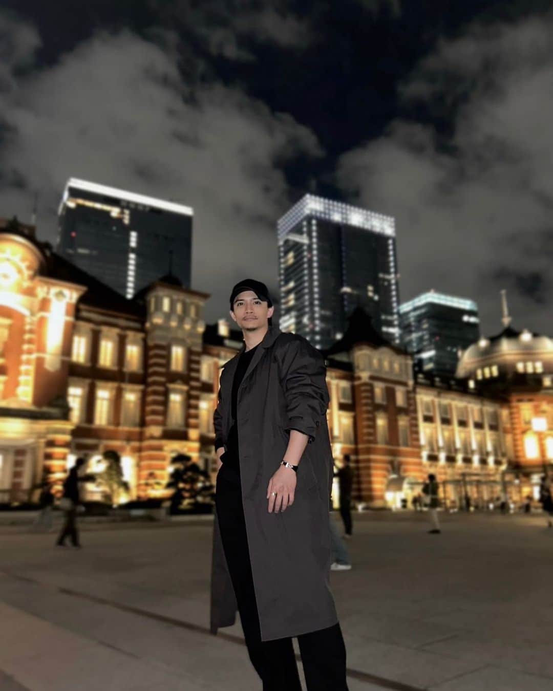 朝日奈寛のインスタグラム：「. お髭スタイル . . . #東京 #tokyo #東京駅 #ライトアップ #帽子 #全身 #ブラックコーデ」