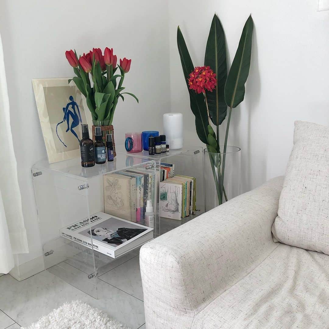安倍実香のインスタグラム：「春の部屋🌷 #花のある生活 #花のある暮らし #カラフルインテリア #賃貸インテリア #部屋作り #花瓶 #フラワーベース #flowerstagram #isntahome」