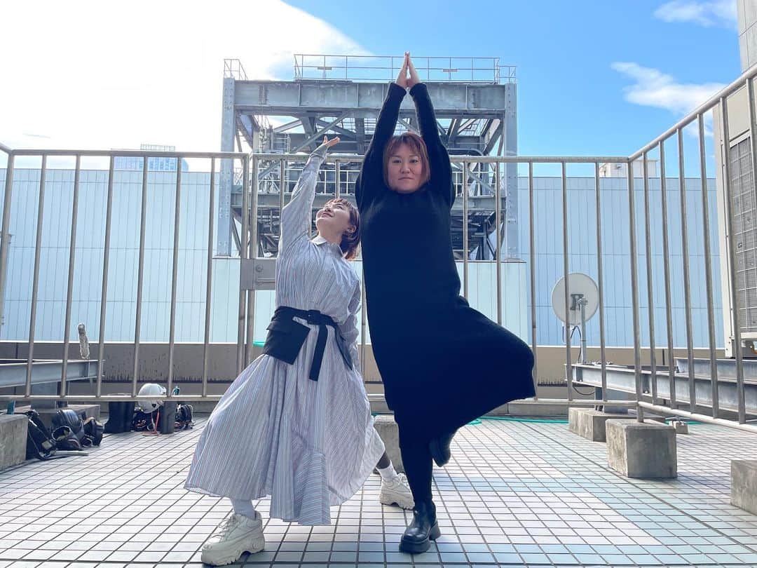 村上佳菜子のインスタグラム：「🌻🌻🌻 『スカイツリーと東京タワー』 . . . #バービーのおしんり研究所 @fallin.love.barbie  #バービー さん #かなとかなこ」