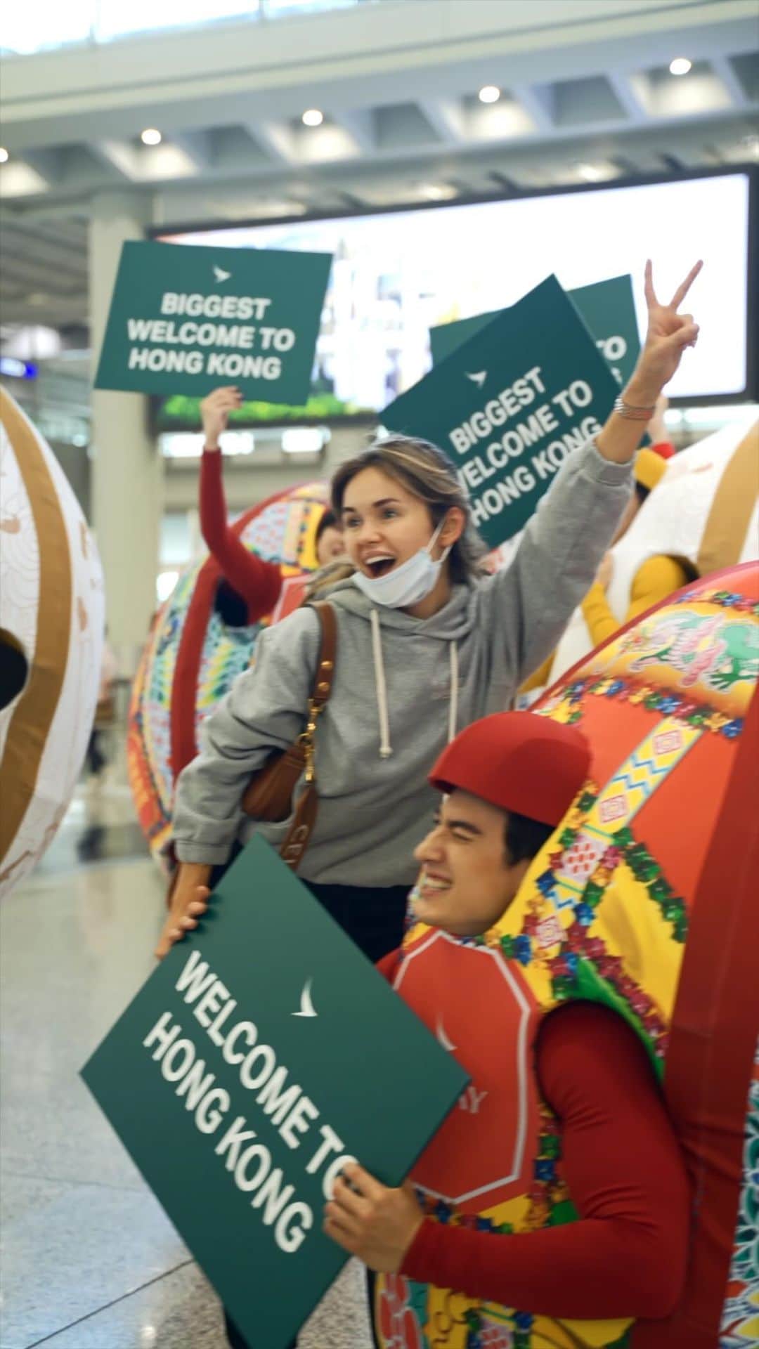 Discover Hong Kongのインスタグラム：「The Hong Kong Sevens is back in town, are you ready for the rugby fun?  The Flash Scrum Rugby team ⚡at HK International Airport, Central or Causeway Bay, setting off an unprecedented rugby excitement on the streets last week.  If you miss the flashmob, come to say ‘Hi!’ with the Flash Scrum Rugby team during the #HongKongSevens from 31 March to 2 April at Hong Kong Stadium!  香港國際七人欖球賽火熱回歸，你準備好迎接這股欖球熱潮嗎？ 巨型快閃欖球隊於上個週末快閃現身於香港國際機場、中環及銅鑼灣多個地點，在街頭掀起前所未有的欖球狂熱。 於 3 月 31 日至 4 月 2 日前往 #香港大球場，你就有機會再次與巨型欖球會面！約定你，#香港七欖 見！  🏉🥳🏉🥳🏉🥳🏉🥳🏉🥳🏉🥳🏉🥳🏉🥳🏉🥳🏉🥳 Hong Kong welcomes you✈️! Now travellers can get ‘Hong Kong Goodies’ 🛍️vouchers including one FREE welcome drink🍸 in the hottest bars! Check out the details here: bit.ly/HelloHKgoodiesEN. Hope to see you all soon! 香港歡迎你✈️！而家遊客仲可以享用「香港有禮🛍️」消費優惠券，去得獎酒吧免費飲返杯🍸🍹！詳情請留意 bit.ly/HelloHKgoodiesTC #DiscoverHongKong #HelloHongKong」