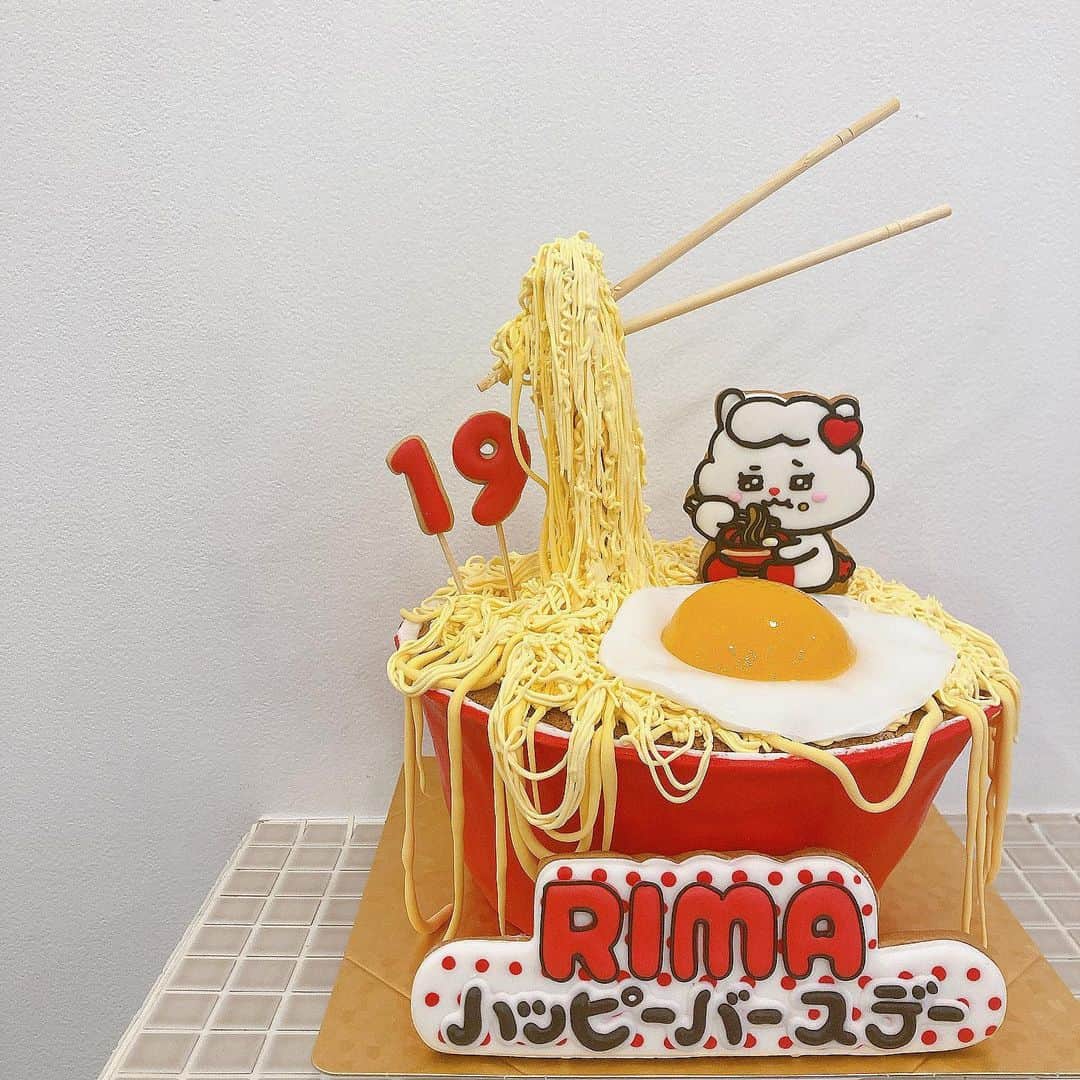 ai okadaのインスタグラム：「🍜❤️🎂✨  #happyrimaday   #niziu #rima #nizoo」