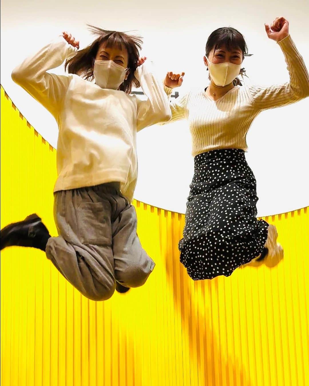 のインスタグラム：「オールナイトニッポンMUSIC10✨✨ 火曜日🥰 生放送でお届け致しますっ❣️  今日は花音チャンと飛びました‼️  花音チャンは  4月から火曜日の担当ではなくなるそうで🥲 今度から会えなくなっちゃうんです💧 さびしいです😔  そこで❣️ THE LAST JUMP💕💕💕😁笑笑  花音チャン‼️ ありがとうーーーーー🙌💕💕💕  今夜のメールテーマは、 『あ〜懐かしの高校生の思い出、教えて！』です  いま上演している舞台『明るい夜に出かけて』で わたしが高校生の役をセーラー服着て演っているので😂 それを記念して！・・だそうです笑by HM dr.  たくさんの思い出話✨ 送ってくださいねっ💖💖💖 待ってまーーーす😍！！！！！  #鈴木杏樹#AnjuSuzuki  #オールナイトニッポンmusic10  #ニッポン放送 #火曜日 #生放送　 #radiko #タイムフリー #前島花音 チャン #群馬の黒帯　💪😤 #ジャンプ #花音チャンまた会おうね💓」