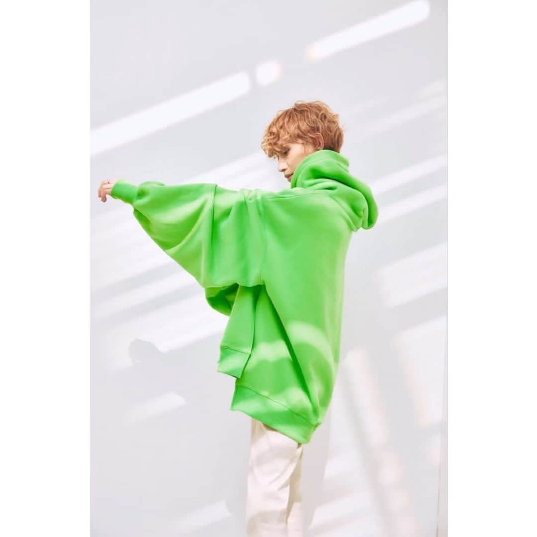 とまんのインスタグラム：「TOMAN COLLECTION 23 👖  ・ﾊﾟｰｶｰ  color : ⚪️ﾗｲﾄｸﾞﾚｰ / 🟢ｸﾞﾘｰﾝ size : M / Ｌ  ¥ 7,000 +tax  -  ✔︎ 振袖をイメージした袖のシルエット ✔︎ 首元広め大きめのフード ✔︎ サイドのスリットがスタイルアップ」
