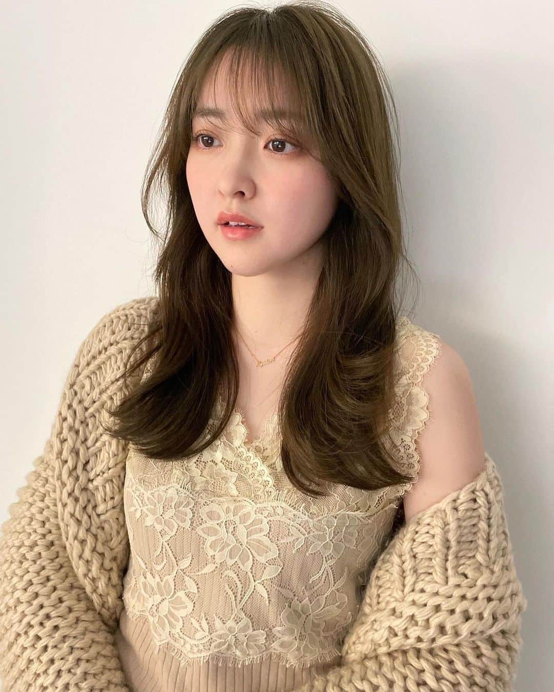 大野愛友佳のインスタグラム：「✂︎✨  表面に少しレイヤーを入れてもらった日◎ @tsunoda.hair.aoyama   いつもありがとうございます♡  #レイヤーカット#表参道美容室 #オリーブベージュ#オリーブカラー」