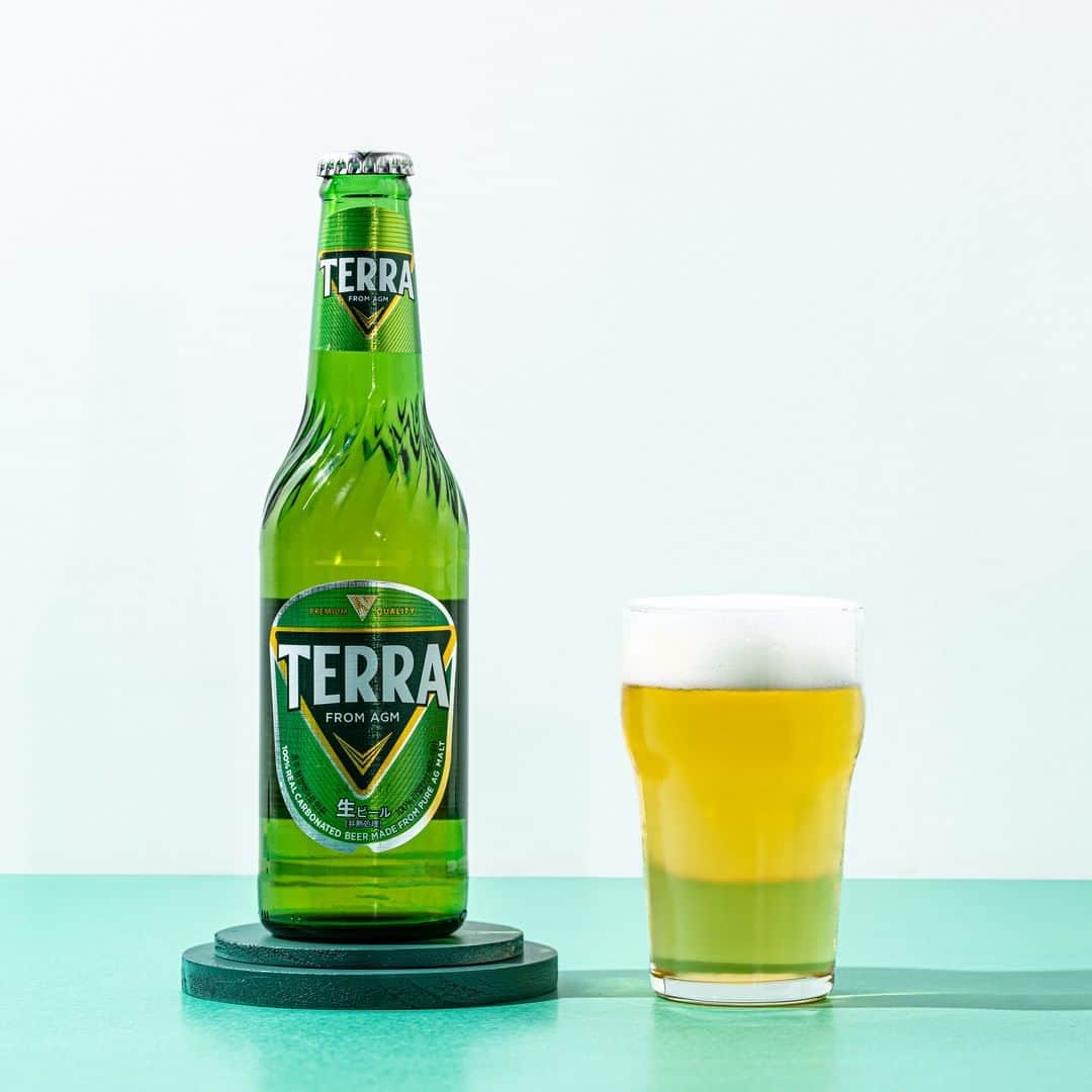 JINROさんのインスタグラム写真 - (JINROInstagram)「… ／ 韓国で人気爆発の新ブランドビール​「TERRA(テラ)」🍺 ついに本日発売🎉 ＼  2019年韓国にて登場した「新定番」のビールがついに日本に上陸いたしました😍 その名も「TERRA(テラ)」！  TERRAは旨みと苦みのバランスが取れたラガースタイルが特徴的で、韓国料理と相性が抜群なんです😮  💚ビール発酵工程で生まれるガスのみのしっかりとした炭酸感.。o○ 💚アルコール度数4.5%の軽やかな飲み口🎈  定番韓国料理メニューとの相性はもちろん、フライドチキンとのペアリング「チメク」にも最高なビールですよ✨  ​飲食店や小売店で見つけたら手に取っていただけると幸いです🙇‍♀️  ... JINRO公式アカウント🍻 チャミスル｜JINRO｜マッコリ｜TERRA @jinro_jinro  #JINRO #ジンロ #チャミスル #眞露 #terra #テラ #ソジュ #酒スタグラム #韓国好きな人と繋がりたい #チャミスルトルネード #チャミスルでチャンしよ #飲みやすい #飲酒たぐらむ #お酒好きと繋がりたい #韓国料理大好き #韓国ごはん #韓国料理 #韓国酒 #カクテル🍸 #カクテルレシピ #お家bar」3月28日 21時00分 - jinro_jinro