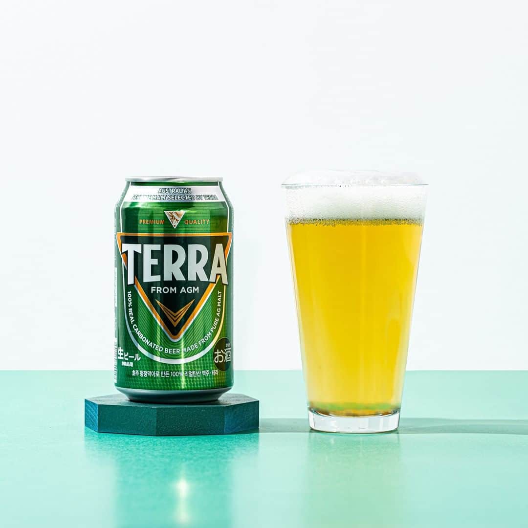 JINROのインスタグラム：「… ／ 韓国で人気爆発の新ブランドビール​「TERRA(テラ)」🍺 ついに本日発売🎉 ＼  2019年韓国にて登場した「新定番」のビールがついに日本に上陸いたしました😍 その名も「TERRA(テラ)」！  TERRAは旨みと苦みのバランスが取れたラガースタイルが特徴的で、韓国料理と相性が抜群なんです😮  💚ビール発酵工程で生まれるガスのみのしっかりとした炭酸感.。o○ 💚アルコール度数4.5%の軽やかな飲み口🎈  定番韓国料理メニューとの相性はもちろん、フライドチキンとのペアリング「チメク」にも最高なビールですよ✨  ​飲食店や小売店で見つけたら手に取っていただけると幸いです🙇‍♀️  ... JINRO公式アカウント🍻 チャミスル｜JINRO｜マッコリ｜TERRA @jinro_jinro  #JINRO #ジンロ #チャミスル #眞露 #terra #テラ #ソジュ #酒スタグラム #韓国好きな人と繋がりたい #チャミスルトルネード #チャミスルでチャンしよ #飲みやすい #飲酒たぐらむ #お酒好きと繋がりたい #韓国料理大好き #韓国ごはん #韓国料理 #韓国酒 #カクテル🍸 #カクテルレシピ #お家bar」