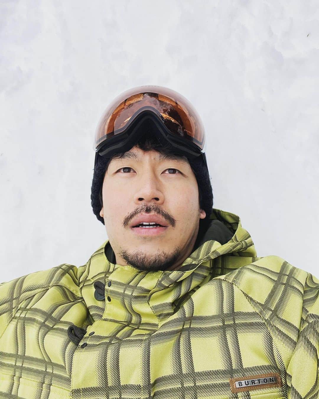 長谷川惠一のインスタグラム：「来シーズンに向けて新しいウェア欲しいな🏂  皆さんどこのウェア着てますか？🤔  ちなみに今回は outer : @burton  goggle : @oakley  hat : @burton   気が早過ぎるかな😂」