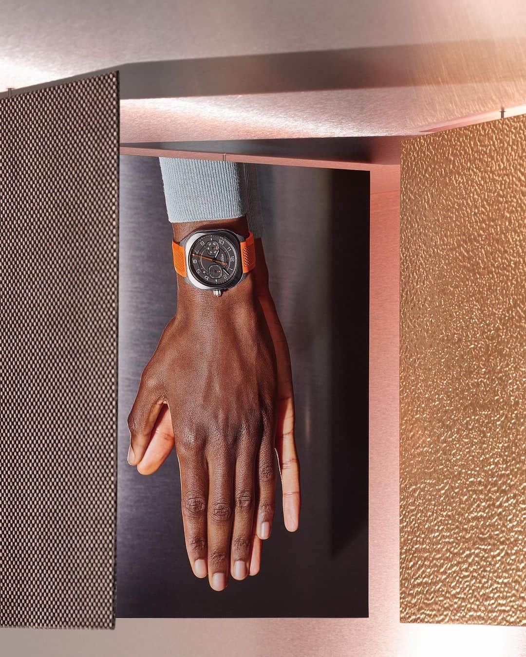 エルメスのインスタグラム：「The finesse of time. Combining sporty spirit and urban allure, the plural nature of the Hermès H08 watch is expressed in a new chronograph with contrasting shades and materials.   #UrbanAllure #WatchesAndWonders2023 #HermesH08 #HermesTime #Hermes」