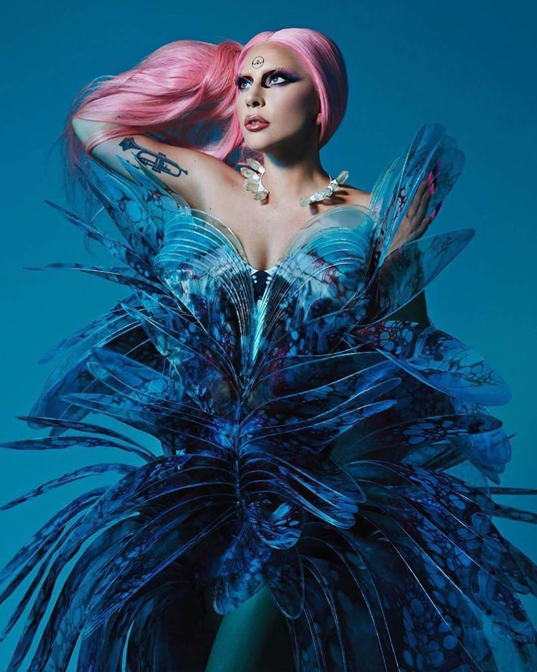 Iris Van Herpeさんのインスタグラム写真 - (Iris Van HerpeInstagram)「Sending 💙 to @LadyGaga on her special day ~ sharing some of our favorite muse moments of her embodying IVH  Styling by @nicolaformichetti  #irisvanherpen #hautecouture #ladygaga」3月28日 21時01分 - irisvanherpen