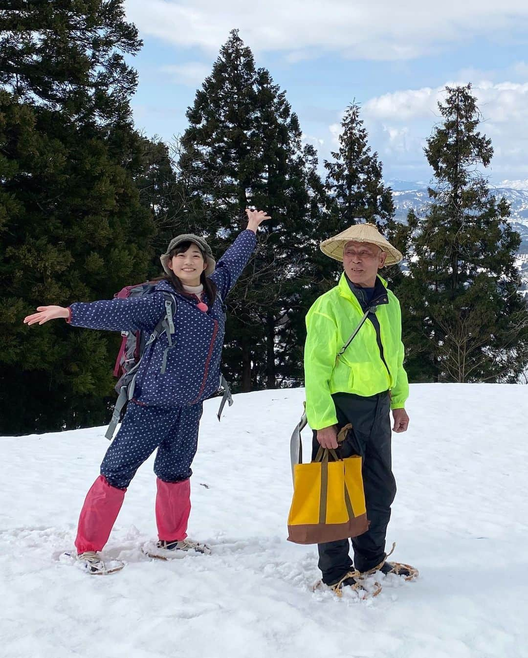 松本亜美さんのインスタグラム写真 - (松本亜美Instagram)「昨日の自然派🌱 今年も「田んぼにコイして」始まりました！！  去年同様、師匠とともに美味しいお米を作ります🍚  最近は桜の便りが届いていますが、田んぼにはたくさんの雪が残っていました❄️ 雪を消さなきゃ作業ができない！ということで、雪消し作業に挑戦！  くん炭を撒いて雪を溶かしていくのですが、風向きとを考えずに積もった雪に向かって撒いてしまったので全身で被ってしまいました😂 初めての試みは色々なことが起きます！  春の美味しい食材にも出会いました😋 ふきのとう！味噌と合わせたらご飯のお供にぴったりなものが完成しました✨  今年も師匠と共に楽しく、賑やかに米作りを進めていきますので、温かく見守ってください🍙  #teny #テレビ新潟  #夕方ワイド新潟一番 #自然派 #田んぼにコイ  #米作り #米作り2年目 #ハラハラドキドキ #毎回 何か起きる #農業女子 #農業  #雪消し #くん炭まき  #春の食材 #ふきのとう #ふきのとう味噌  #ごはんのおとも  #今年も頑張ります  #自然派田んぼ #あみ田んぼ  #アナウンサー  #松本亜美」3月28日 21時01分 - ami_matsumoto_teny