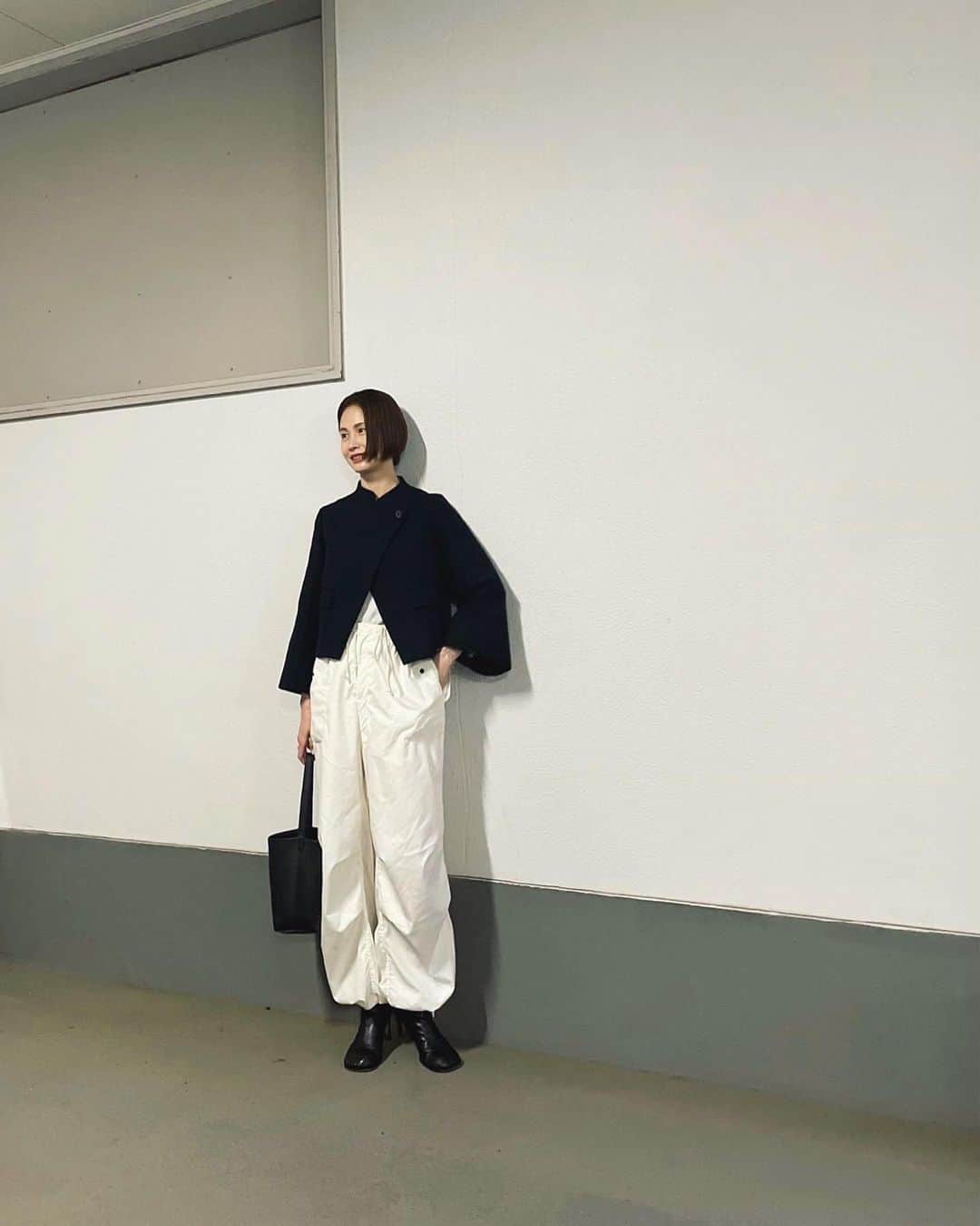 二ノ宮和佳子のインスタグラム：「Today  肌寒くて、JKとブーツ 中はコットンニットだけど、ウールとかカシミアでも良かったかも🌀  JK @aewen_matoph  KNIT @maisonmargiela  PANTS @torovintageclothing  SHOES @newbottega  BAG @therow   #お花見したい🌸」
