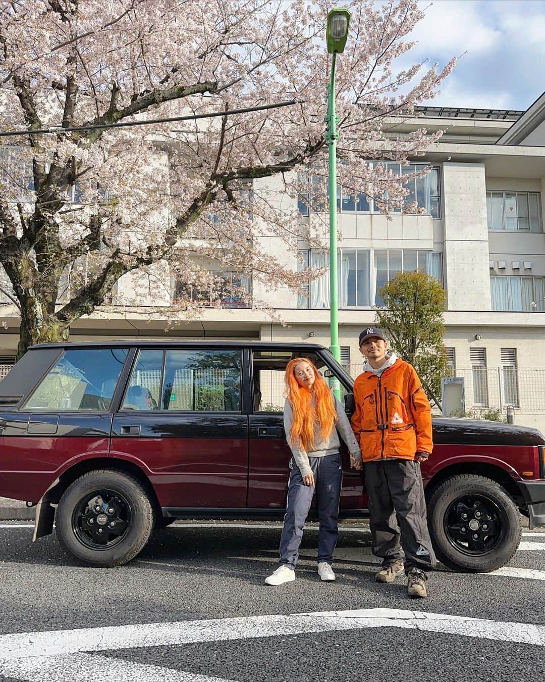 のインスタグラム：「𝒮𝒶𝓀𝓊𝓇𝒶…🌸 ✴︎ 出会いと別れの季節。 我が家では、自分の子どものように可愛がって愛着のある愛車。 ✴︎ これから色んな挑戦をしていく上で、乗り続けられるか分からないけど、この車に乗って家族でたくさんの素敵な場所に行った事は忘れません✨ 潮里さんと2人で桜見ながら思い出してました…🥲✨  #rangerover #classicrangerover #rangeroverclassic #レンジローバークラシック #レンジローバークラシックバンプラ #愛車」