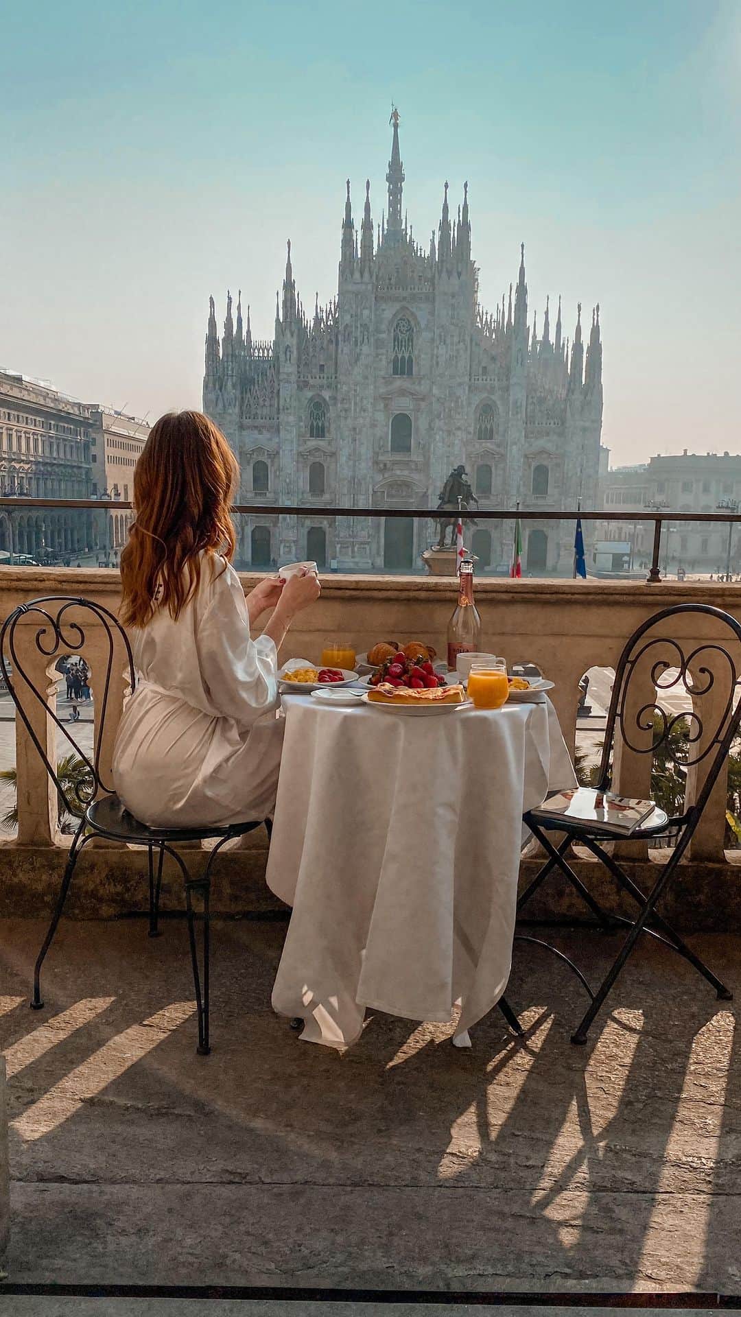 バーボラ・コディトヴァのインスタグラム：「Good morning Milano ☀️ starting the day with a breakfast with a view! I am wearing pieces from my @analuisany collection - the link is bio! #ad」
