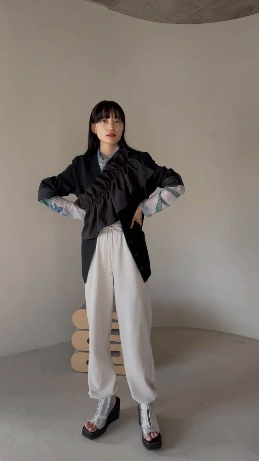 のインスタグラム：「_ saharaのmulti way frill collar 使いこなせるかな？って思ってたけど 買って正解だった💮簡単💮  くつはブーツだったけど、 スタジオで撮ったのでお借りして…🩴 こちらもおたのしみに系ですよ👽」