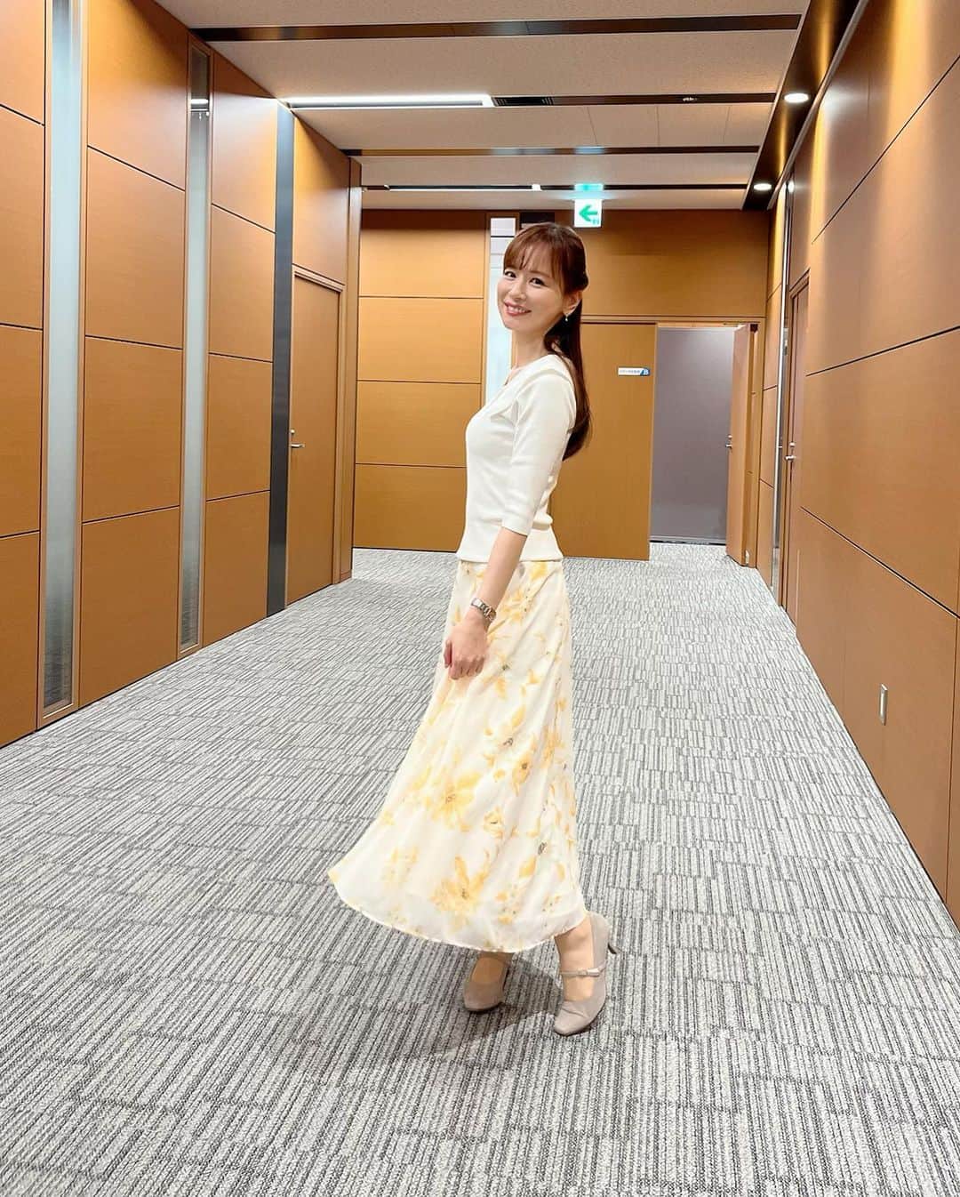 皆藤愛子さんのインスタグラム写真 - (皆藤愛子Instagram)「❤︎ #ゴゴスマ セットにも桜が🌸🌸 #今年度最後の出演でした」3月28日 21時08分 - aiko_kaito_official