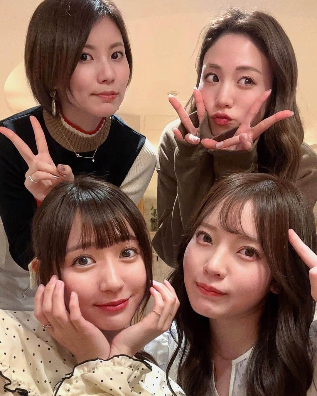 荻野可鈴のインスタグラム：「、 ファンのみんなにまた４人で会えて すごい嬉しかった！楽しかった！ ありがとうございました🌼  まさかの意外にも？ゆうみが 「４人でのイベントまだ？」って声かけてくれて 普段自分の意見あんまり言わないれいが わたしがスケジュール合うか微妙だったときに 「４人じゃなきゃやる意味ない！」 って言ってくれたり　  主にみなせと私で(みなせのが私の倍の倍動いてくれてる) (みなせ何回でも言わせてありがとう) イベント周りの運営っぽいことしたりして  愛がギュッといっぱい詰まった思い入れのある イベントになりました❤️‍🔥❤️‍🔥❤️‍🔥  ４人全員で集まるのはちょい久々だったんだけど しばらく会えなくても、連絡とってなくても あの時と何も変わらない関係でいれる仲間がいて 私は幸せ者すぎるとイベント終わってから しみじみ感じてました🎂🎀  今後も４人でイベントしたいなぁと思ってるので マイペースで引き笑いですぐはしゃぎすぎて 時々ときどーき真面目な私たちに まだまだお付き合いください。」