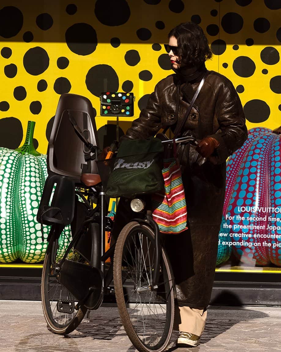 スコット・シューマンのインスタグラム：「Bad-ass biking outfit! I love the coat, baby-seat and tires are all kinda coordinated even if it’s actually a total coincidence! Milano (of course)」