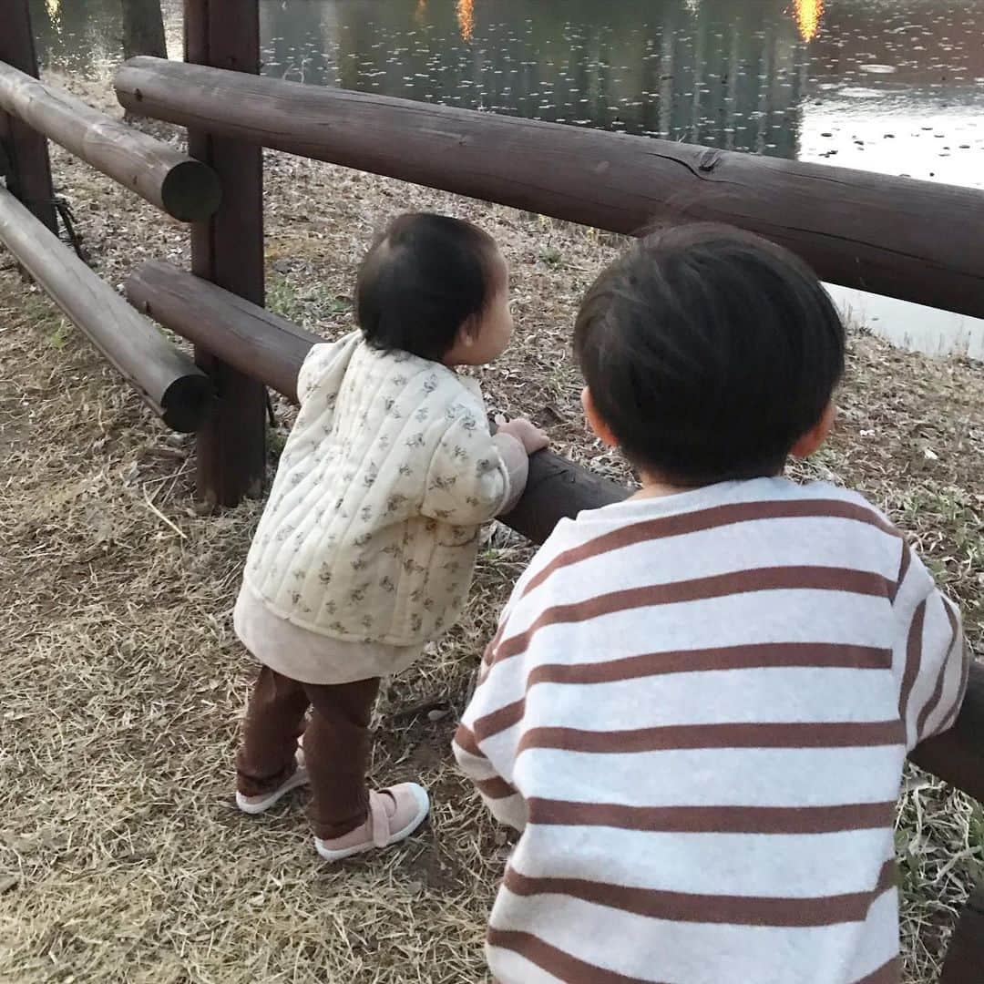 イ・ハナのインスタグラム：「조카들도 보고 맛있는 것도 마음껏 먹고 바다도 보고 하고 싶던 생각도 원없이 하며 공연도 보고 좋았던 동료들과 밤을 샐듯 이야기도 나누고 엄마와 사탕으로 건배도 하며 복작복작 잘 쉬며 잘 지내고 있어요😋🙃🙃🌸 #둘째주차안부!」