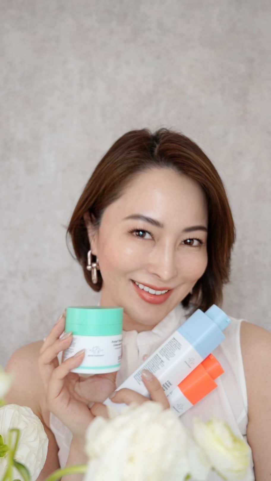 戸田さと美のインスタグラム：「今、とても気に入っているスキンケアがあります。  アメリカから上陸したDrunk Elephant 皆さん、知っていますか？  スキンケアというと 新しい成分が出ると それを売りに「○○エキス入り！」とよく歌っていますね。 例えばCACAで言うところのツボクサエキスとか。  もちろん、新しく肌に良い成分として世に出てくるものは否定はしません。 それはむしろ通常だと思います。  ですが、 このDrunk Elephantの発想が面白い  そのうちの一つが “成分引き算主義”  “成分引き算主義”とは、製品の原料を選ぶにあたって、 Drunk Elephantのが徹底的に考えぬいた結果で6つの原料を引いていることを意味します。 つまり#ドランクブレイク　をとることで、 肌はヘルシーでうるおいバランスの取れた状態に整えられると信じてプロダクトを作っているとのこと。  下記６つを除いているせいか テクスチャーが他のどのスキンケア商品とは全く違うんです。  1、エッセンシャルオイル  2、アルコール（エタノール）  3、シリコーン  4、紫外線吸収剤  ５、香料/染料  6、界面活性剤(SLS)  無駄に潤わない、でも乾かない。 そして浸透力が桁違い。 戸田も初めての体験です。  香料も配合してないので、 匂いは良いとは言えないのですが、 そこを振り切って製品を作る発想が強いなって。 どうしても香りから入りたくなリますよね。 でも逆にその強さが信頼に繋がっていると思います。  本来の強さを発揮できるPhに肌を近づけるとのことで、 肌自体を刺激に対応できるように近づけるようです。  種類もたくさんあるので、 その日の肌コンディションによって 使い分ける楽しみもあるようです。 全部試せていませんが、他のアイテムも気になります！  スキンケア難民の方、是非試してみてください  @drunkelephant  #コスメ #コスメ好きさんと繋がりたい #コスメレポ #コスメマニア #美容 #美容好きな人と繋がりた #美容好き #スキンケア #スキンケアマニア #スキンケア好き #時短メイク #メイク #中学生ママ  #ママファッション #シングルマザー  #エイジング」
