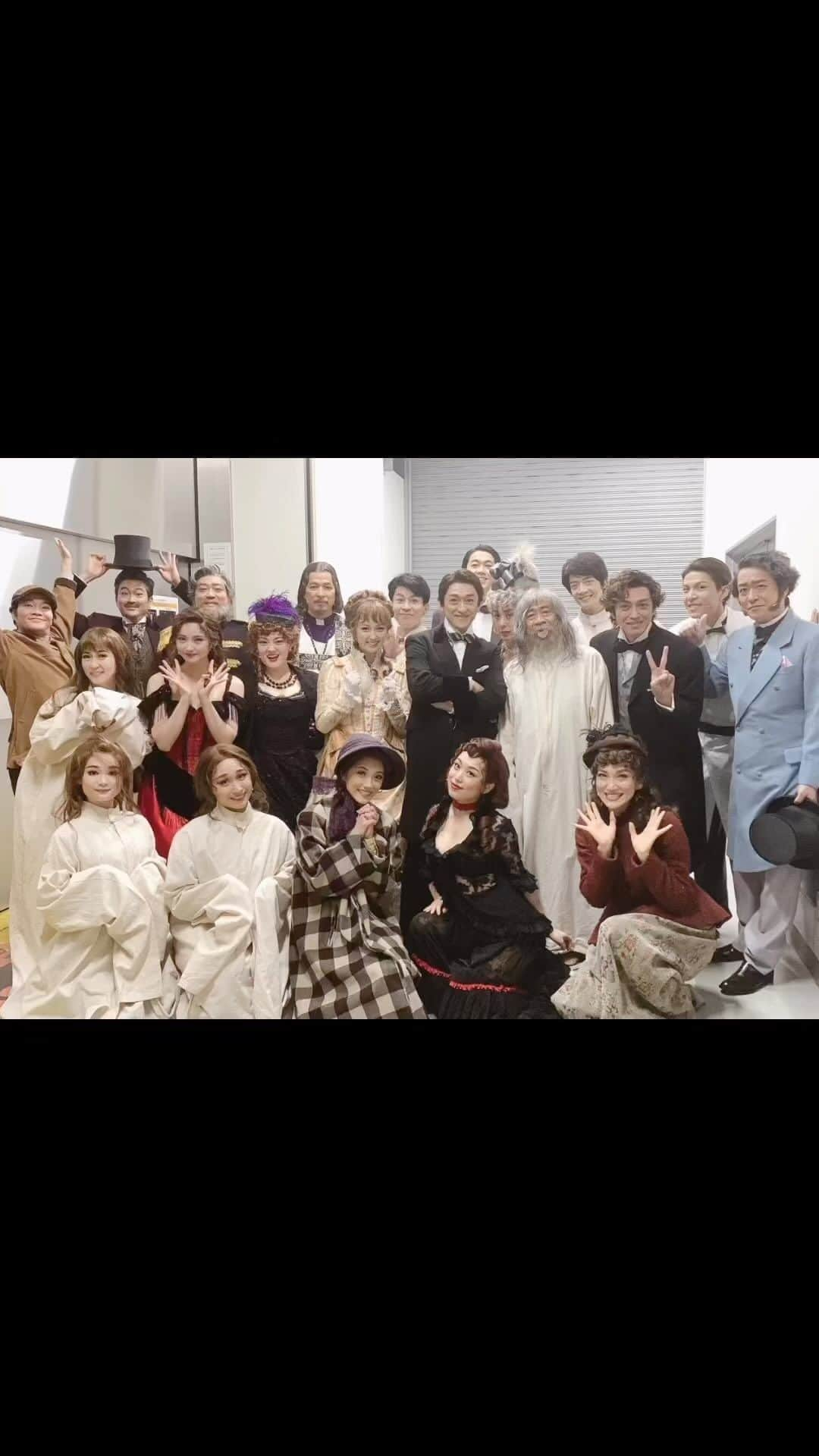 笹本玲奈のインスタグラム：「東京公演無事に終了しました！🧪 #ジキルアンドハイド ありがとうございました。」