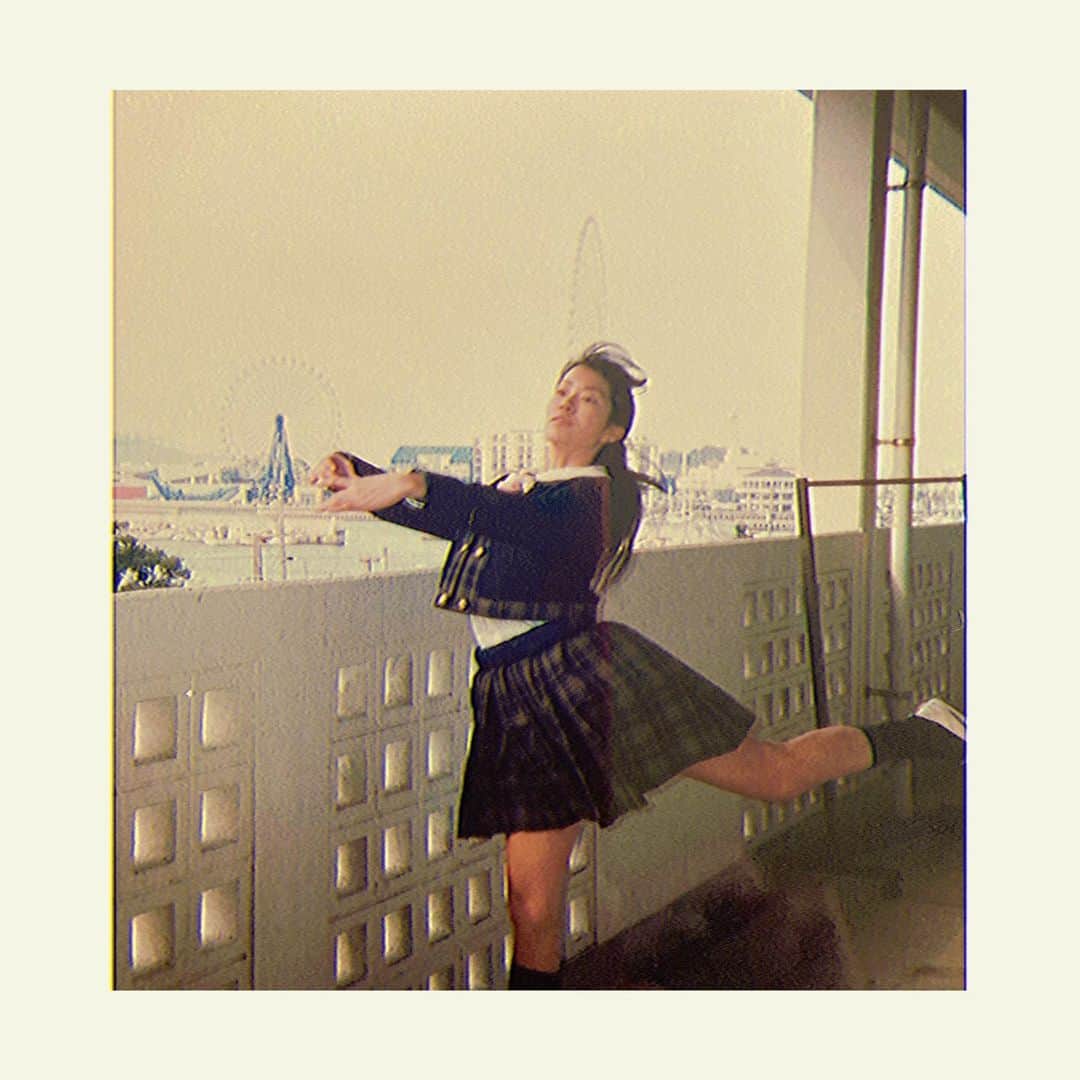 松田珠希のインスタグラム：「【Spotifyプレイリストの公開】 自分が好きな曲ばかり入ってるから当たり前なんだけど、自画自賛のプレイリストをひとまず３つ公開しています。 入れ替えは随時やっていきます♪  ［Relaxing Party］ ホームパーティや、気軽な心地よいご飯屋さんで聴きたい曲。アップテンポで、新旧・和洋入ってます。  ［Quiet Songs］ 個人的に長距離飛行機の真っ暗な機内で星を見ながら聴くような(あの時間大好き！)心の重心を下げてくれる曲達。オルタナティブ多めで、邪魔をしないので夜中の作業用にも。暗め。  ［Tamaki's School Days］ 女子高時代に聴いていた曲。同年代の皆さんはなかなかエモいかもしれません。  Tamaki Matsudaで検索してみてね。 ストーリーズにリンクも貼っておきます。 ちなみにこの写真↑は女子高生のあたくしで、ベランダでバレリーナごっこをしていた時の一枚です🩰 青春ですね〜  というわけで、ヨロピク。  #spotify #プレイリスト　#青春 #福岡女子高校」