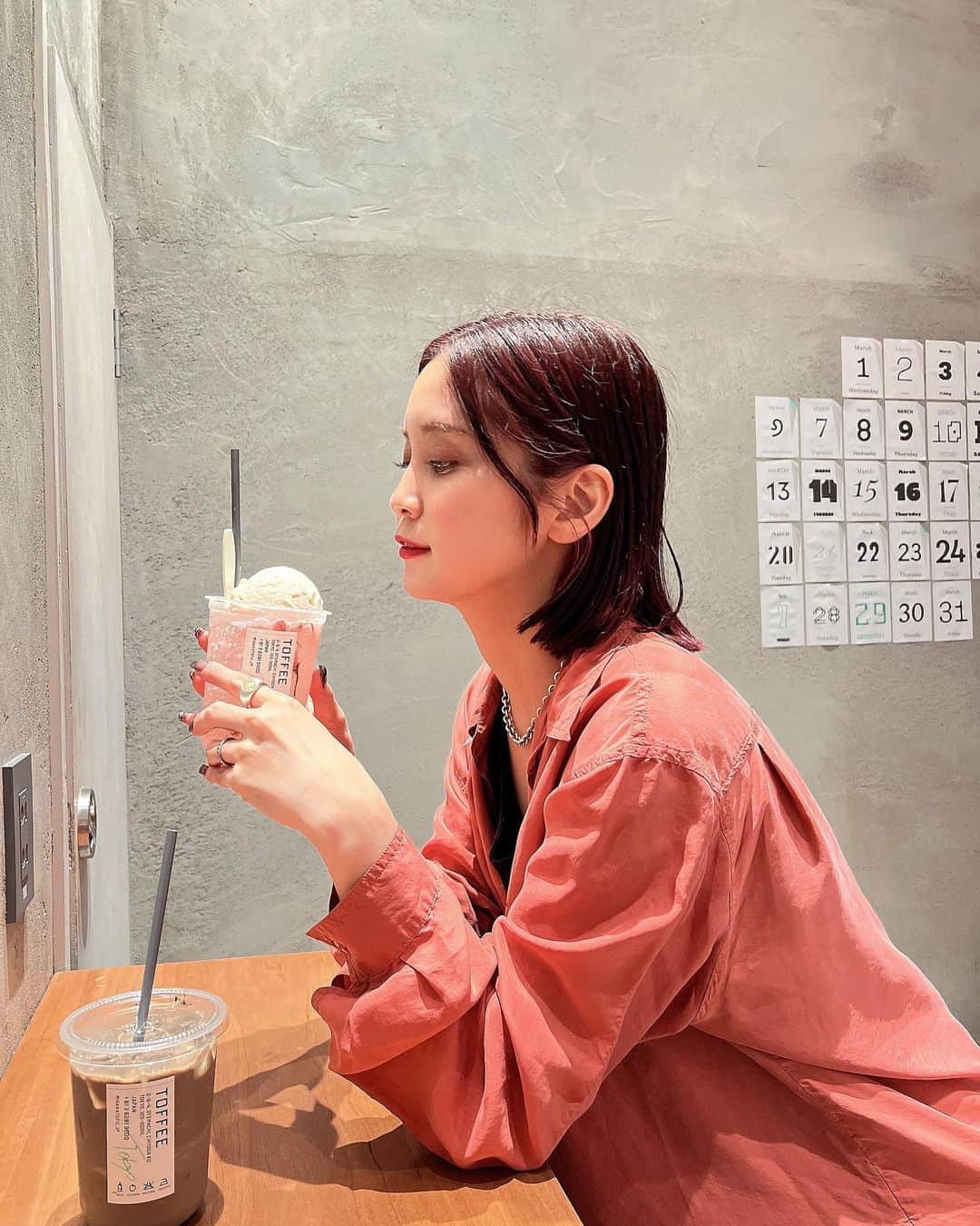 Hitoのインスタグラム：「. 更新して無さすぎなので詰め込み✍️⇩  ✔︎先日の仕事終わり夜カフェ☕️ 服打ち合わせなしで被ったのすごすぎ！ 雨だったからぼさぼさ  ✔︎そいえば髪の毛赤ピンク戻しました🌸 Thankyou💓　@sasakikana  ✔︎もう少しでVCMパシフィコイベントですよ〜🛳タノシミ @vcm_vintagecollectionmall」