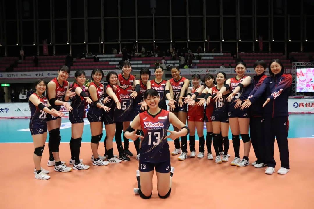 長内美和子さんのインスタグラム写真 - (長内美和子Instagram)「.  2022/23 V.League 第7位🐰 今リーグも沢山の応援ありがとうございました🙇🏻‍♀  昨シーズンと同じ順位で悔しい結果になりましたが 内容は前より良くなっていると実感しています。 全員がリヴァーレの形を認識でき、その為に チームとしてなにが足りないのか 個人としてなにが出来るのかすべきなのかを 考えるリーグ戦になり、次に繋がるものに できたと思います。 ですが、結果に繋がっていないのが事実で、、 この悔しさを糧に次こそ結果に！ 勝ちに繋げたいです🔥🔥🔥  個人的には初めてキャプテンとしてリーグを戦い チームの為に出来たことは少ないですが 自分の次の可能性を発見したリーグになりました。 もっと選手としても人としても成長できるように 自分らしく頑張ります☺︎  改めて、半年間に渡るリーグ戦 沢山の応援ありがとうございました！！ どんなときも、温かい応援や前向きな言葉を 色々な方にかけてもらい、力になりました。 共にリーグ戦を戦ってくださり ありがとうございました🐰❤💜 今後とも応援よろしくお願いします！！！  #日立Astemoリヴァーレ  #PLUSULTRA  #gowinrivale #Vリーグ  #2022_23  #感謝  ※いつも素敵な写真ありがとうございます📸✨ お借りします🙇🏻‍♀」3月28日 21時21分 - osanaimiwako