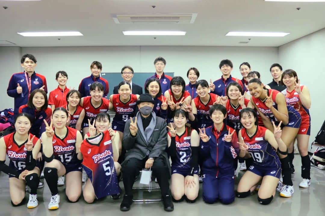 長内美和子のインスタグラム：「.  2022/23 V.League 第7位🐰 今リーグも沢山の応援ありがとうございました🙇🏻‍♀  昨シーズンと同じ順位で悔しい結果になりましたが 内容は前より良くなっていると実感しています。 全員がリヴァーレの形を認識でき、その為に チームとしてなにが足りないのか 個人としてなにが出来るのかすべきなのかを 考えるリーグ戦になり、次に繋がるものに できたと思います。 ですが、結果に繋がっていないのが事実で、、 この悔しさを糧に次こそ結果に！ 勝ちに繋げたいです🔥🔥🔥  個人的には初めてキャプテンとしてリーグを戦い チームの為に出来たことは少ないですが 自分の次の可能性を発見したリーグになりました。 もっと選手としても人としても成長できるように 自分らしく頑張ります☺︎  改めて、半年間に渡るリーグ戦 沢山の応援ありがとうございました！！ どんなときも、温かい応援や前向きな言葉を 色々な方にかけてもらい、力になりました。 共にリーグ戦を戦ってくださり ありがとうございました🐰❤💜 今後とも応援よろしくお願いします！！！  #日立Astemoリヴァーレ  #PLUSULTRA  #gowinrivale #Vリーグ  #2022_23  #感謝  ※いつも素敵な写真ありがとうございます📸✨ お借りします🙇🏻‍♀」