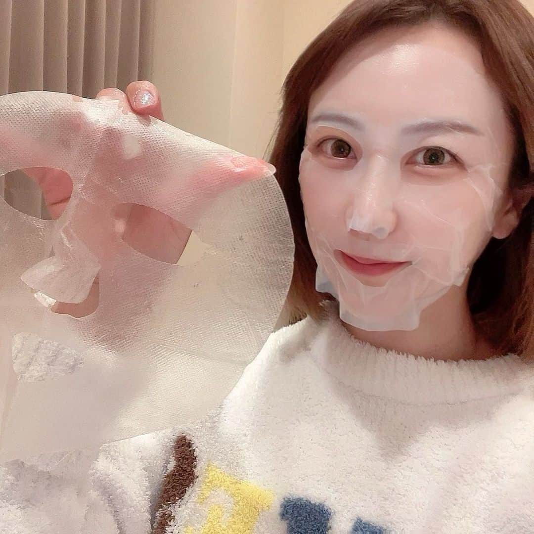 のインスタグラム：「ゴルフ焼けでエイジングが気になる今日は、バクチスのマスクで週1スペシャルケア✨  次世代レチノールとして高級化粧品にも含まれるバクチオール（日本製造）を高配合。ハリもツヤも潤いもフルチャージしてくれるから、ツヤ玉宿るスペシャルなお肌に💆‍♀️ セラムとミルクをまとめてチャージしたような、うるうるの仕上がりです。　  美容液も、気に入ってリピートしているのですが、週1のマスクをプラスしてから、さらに肌の調子が安定しました！！  バクチスマスク （25mL×4枚） ¥3,900（税込¥4,290）  三層になっていて、保護シートを剥がして顔にフィットさせます。 美容液がたっぷり25mlも！ 15-20分ほどおいて、残った美容液は手のひらでおさえるようになじませます。 効果がすぐわかるので楽しい！！ぜひ体験してみてください♪  PR @bakuchis_cosme #bakuchis #フェイシャルマスク #美容マスク #フェイスマスク #ハリ肌」