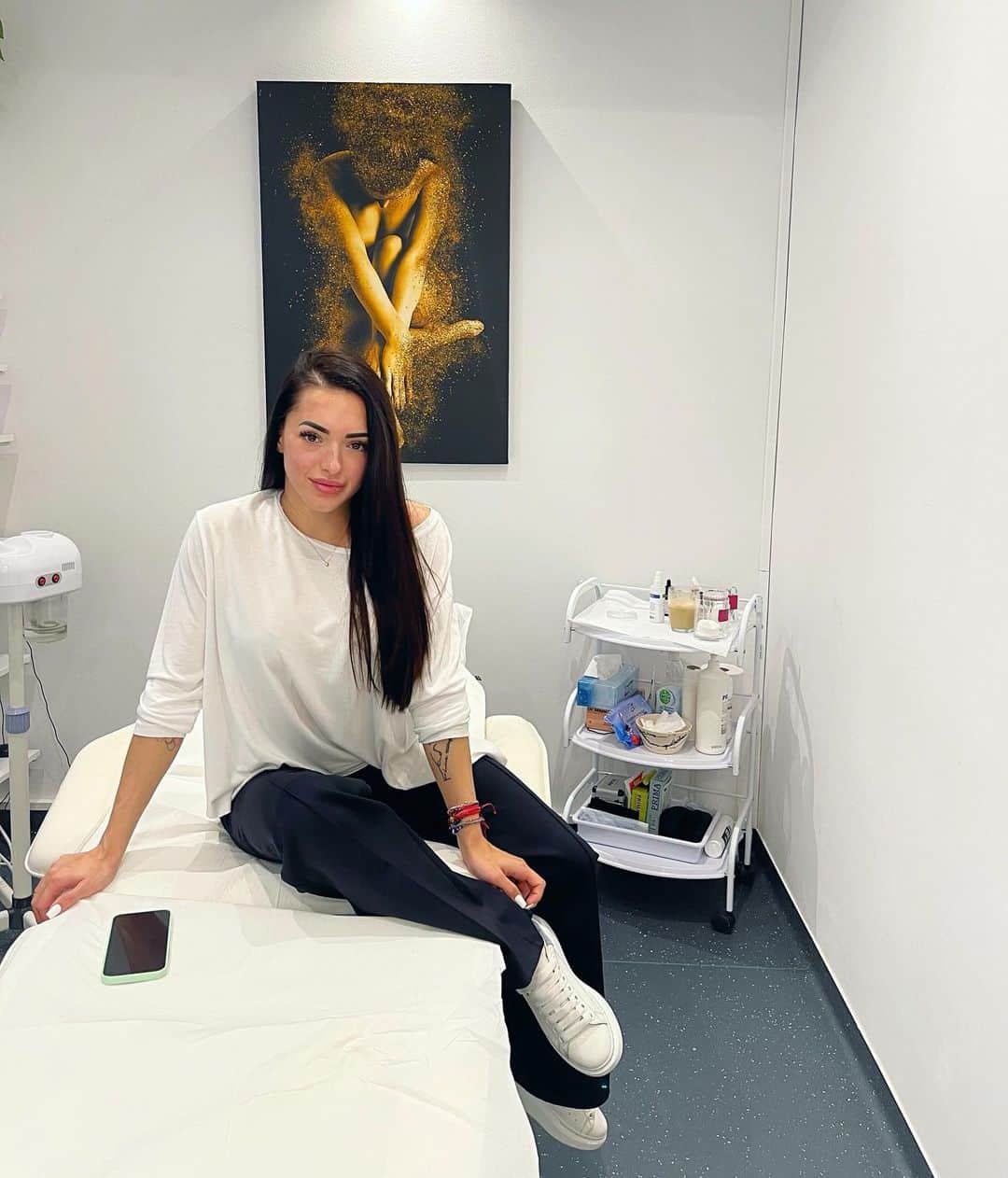 ラリサ・ヨルダケのインスタグラム：「A 3-a sedinta de microneedling si PRP la @naturalaestheticsclinics , iar tenul meu arata din ce in ce mai bine. 🌸🤍 (Poza este facuta imediat dupa tratament)」