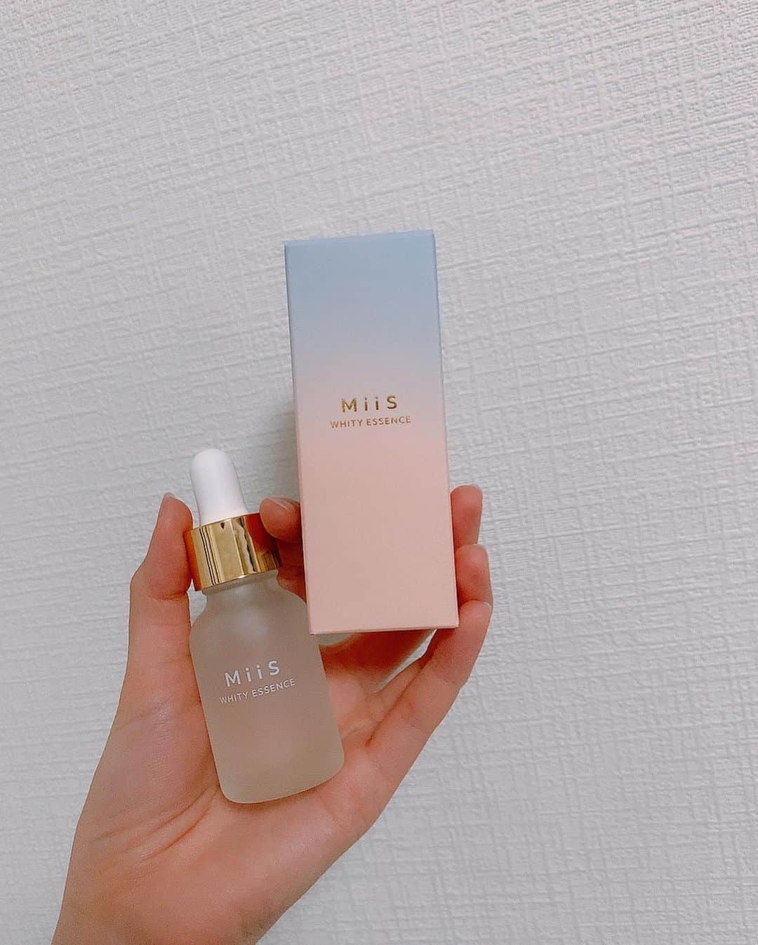 吉田怜菜のインスタグラム：「. . オーラル美容ブランド @miis_jp の ホワイティエッセンスとブレスエッセンス🫧 . コスメかなと思ってしまうくらい可愛すぎて 毎日わくわくしながら使ってます☺️🌸 . 写真１枚目のホワイティエッセンスは 毎日の歯磨きにプラスして使ってるよ！ . 定期的にホワイトニングには通ってるけど コーヒーが大好きで毎日飲んでるから 着色ケアが出来るのも嬉しい🙊🤍 . . ブレスエッセンスはマスカットミントの香り🫧 . 変に滲みたりはしないのに すっきりさっぱりしてくれてお気に入りです✨ . . #オーラルケアグッズ  #MiiS #歯の美容液  #ホームホワイトニング」