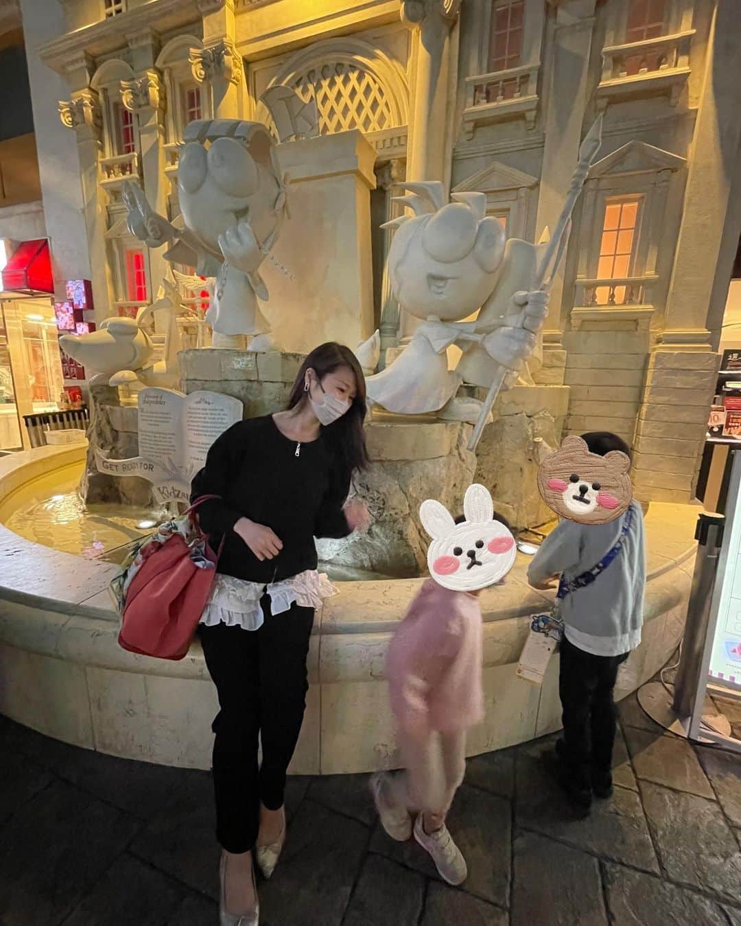 花田浩菜のインスタグラム：「今月は子供との時間を大切に色々お出かけ🌸 先日親子で楽しめたのは、 初めての#キッザニア東京 👶👧 . . 親はつきっきりで次の日めちゃくちゃ疲れますが🤣、 子供達が目を輝かせて『あのお仕事やりたい✨』とたくさんの職業体験をし、対価としてお金を頂き、銀行で口座を開設して預けても良し、デパートで好きなものを買っても良し、持って帰ってまた持ってきても良し。 そんなリトル社会をこんなに楽しく体験できる場所があるなんて✨私も小さい頃こんな体験したかったなぁ🌸素晴らしい場所✨ . . 子供達のユニフォーム姿や嬉しそうに作ったものをご機嫌で食べている姿を見て、私も嬉しかったし幸せに溢れました🥰 . たくさん動けるように、 @fraise___shop のフリルジャケット＋パンツコーデにしましたが公園コーデや旅行先にも楽ちん可愛くておすすめです😊 . . 大興奮で落ち着いて写真を撮れる瞬間も本当にないけれど🤣、リアルな日常らしい1枚が最近は1番好き❤️また行こうね✨ . . . #ママの毎日 #2歳差育児 #兄妹ママ #キッザニア #キッザニアデビュー #ママコーデ #お出かけコーデ #30代ファッション #30代ママ #30代ママコーデ #きれいめカジュアル #こどものいる暮らし #子供とおでかけ」