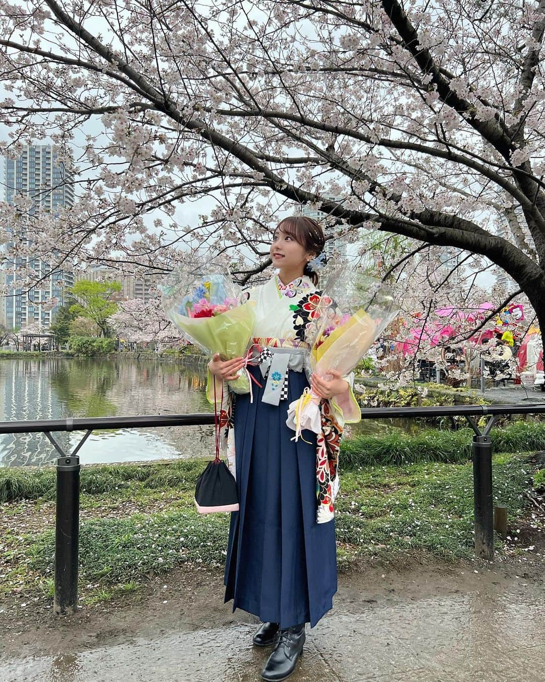 勝又彩央里さんのインスタグラム写真 - (勝又彩央里Instagram)「卒業式は袴で出席しました🌸  白地に大柄の桜に一目惚れして決めました🫶 (学位記伝達式は母の振袖で参加しました)  両日とも雨でしたが忘れられない日になりました🕊  #大学生 #女子大生 #卒業 #卒業式 #卒業式ヘア #袴 #袴ヘアアレンジ #ヘアアレンジ #セントフォース #セントフォースsprout #桜 #武道館 #上野 #上野公園 #上野恩賜公園 #cherryblossom #japan #tokyo #tfl #ootd #さがの館」3月28日 21時30分 - saorinoel