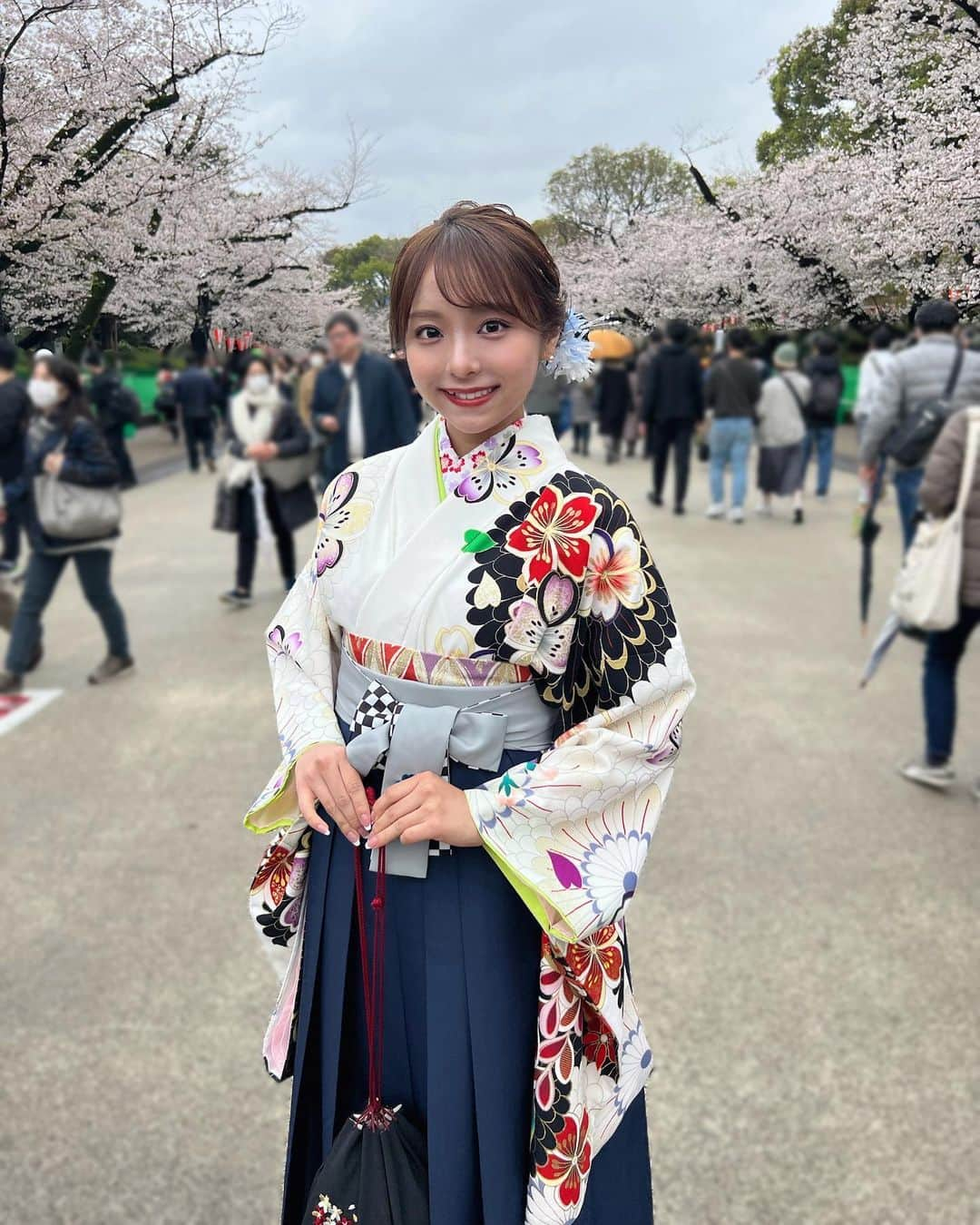 勝又彩央里さんのインスタグラム写真 - (勝又彩央里Instagram)「卒業式は袴で出席しました🌸  白地に大柄の桜に一目惚れして決めました🫶 (学位記伝達式は母の振袖で参加しました)  両日とも雨でしたが忘れられない日になりました🕊  #大学生 #女子大生 #卒業 #卒業式 #卒業式ヘア #袴 #袴ヘアアレンジ #ヘアアレンジ #セントフォース #セントフォースsprout #桜 #武道館 #上野 #上野公園 #上野恩賜公園 #cherryblossom #japan #tokyo #tfl #ootd #さがの館」3月28日 21時30分 - saorinoel